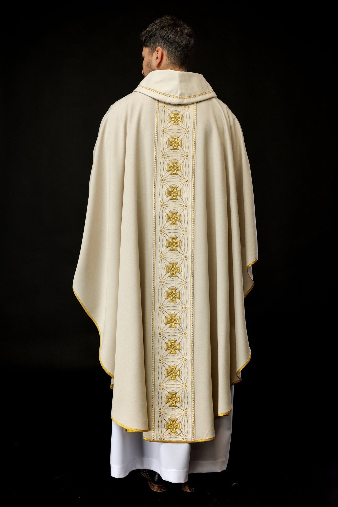 Ornat Liturgiczny Ecru z Krzyżami Haftowanymi Złotem - Polski Produkt - alba.pl