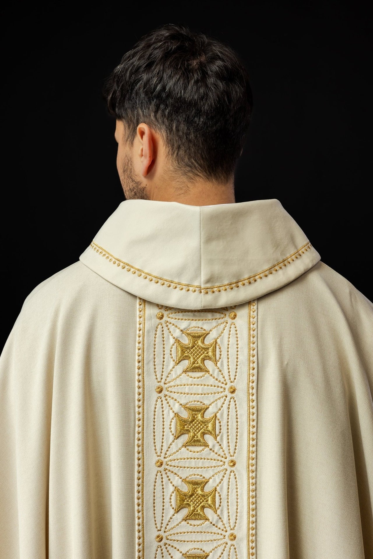 Ornat Liturgiczny Ecru z Krzyżami Haftowanymi Złotem - Polski Produkt - alba.pl