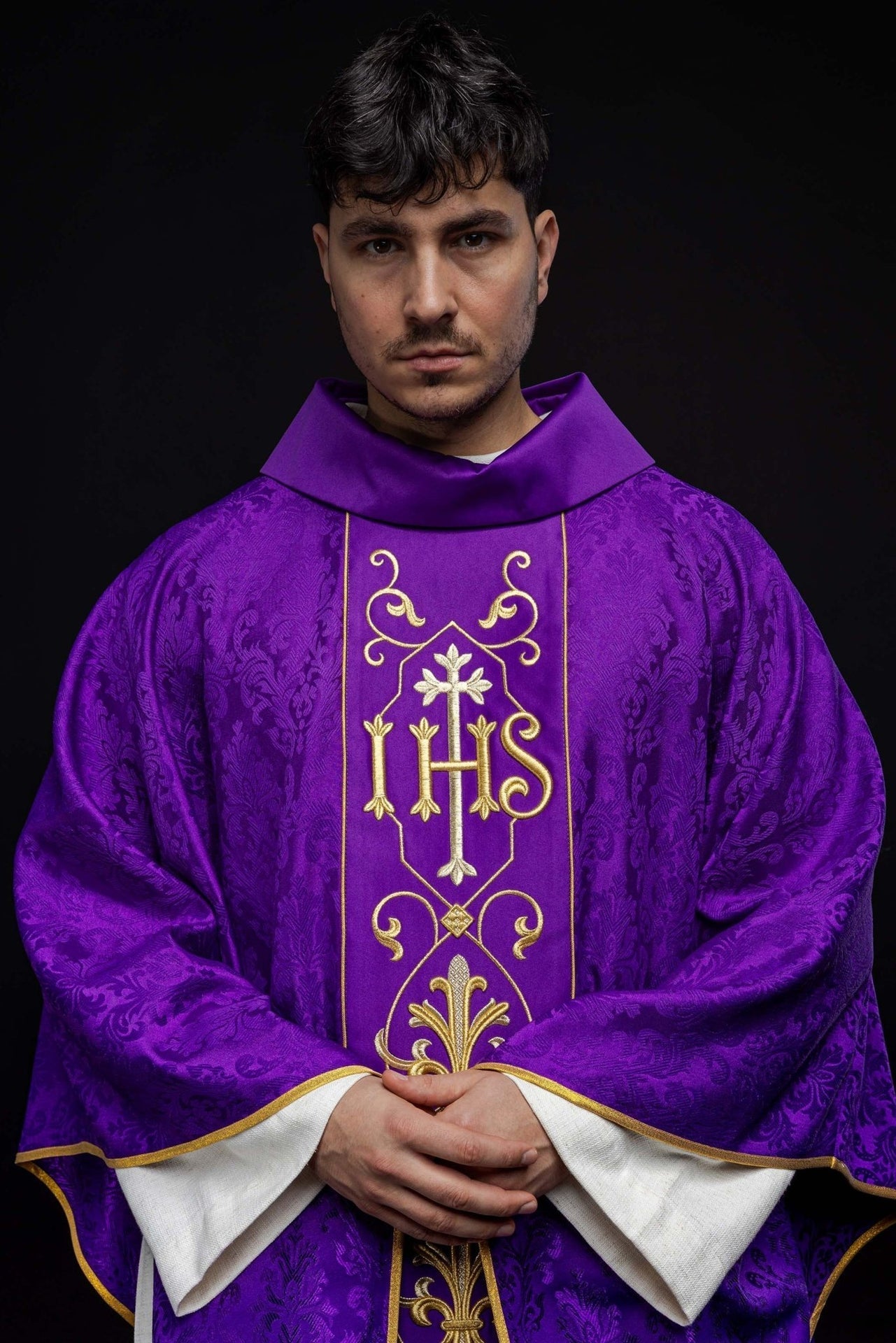 Ornat Liturgiczny Fioletowy IHS Haftowany Ozdobną Tkaniną - alba.pl
