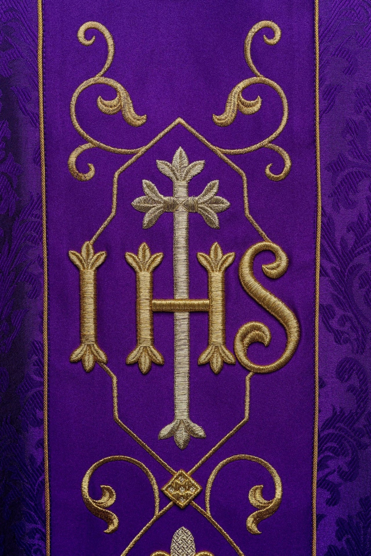Ornat Liturgiczny Fioletowy IHS Haftowany Ozdobną Tkaniną - alba.pl