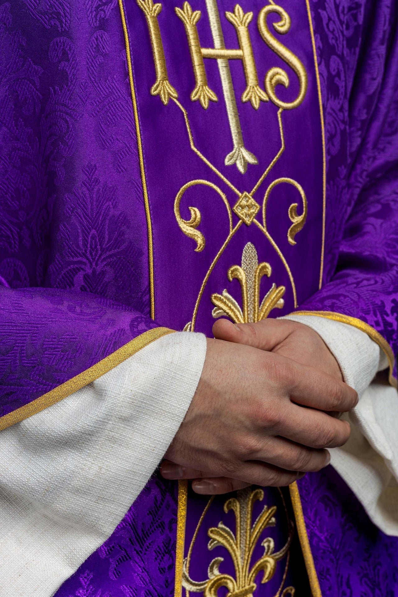 Ornat Liturgiczny Fioletowy IHS Haftowany Ozdobną Tkaniną - alba.pl