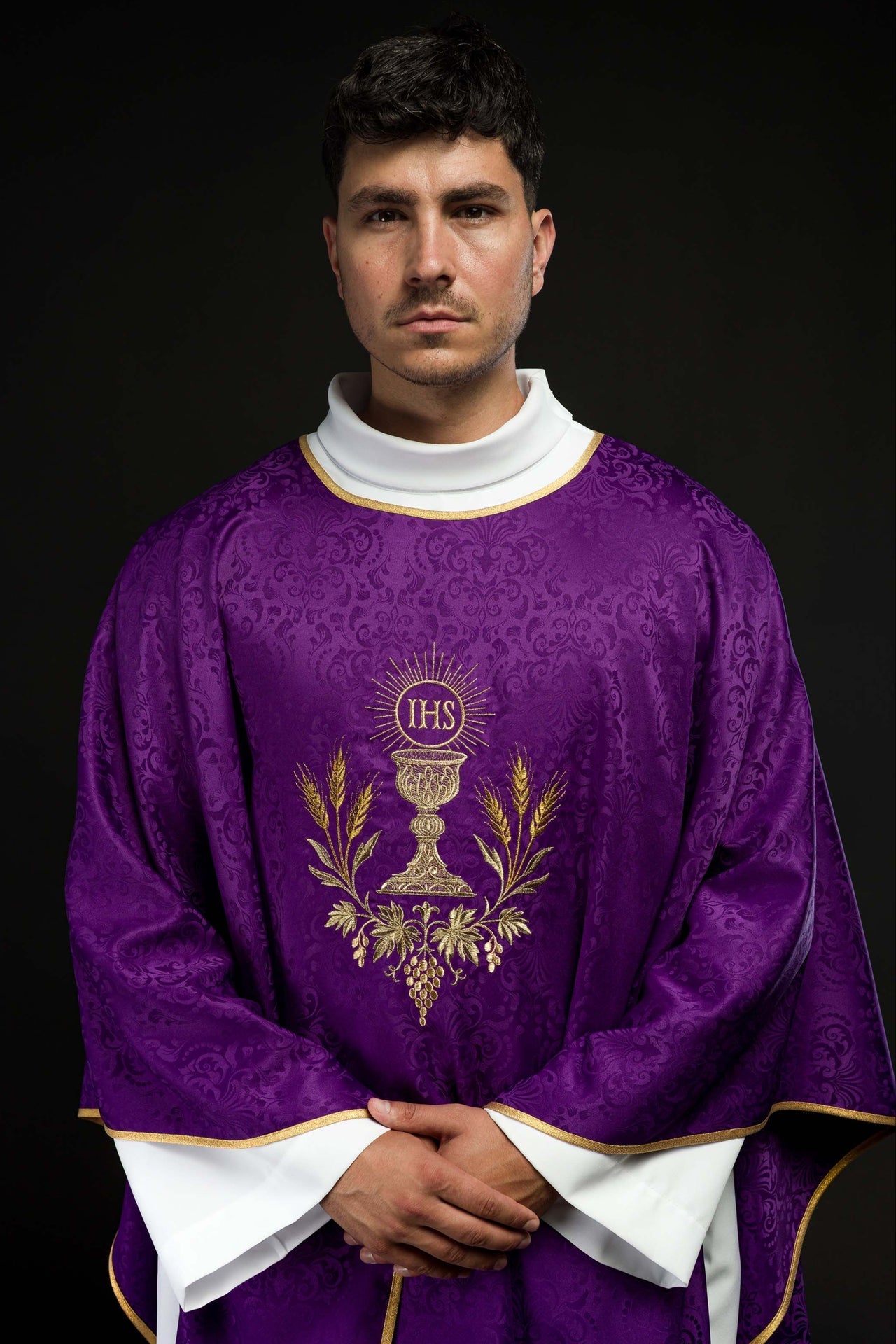 Ornat Liturgiczny Fioletowy z Haftem Kielicha i Hostii na Żakardzie - alba.pl