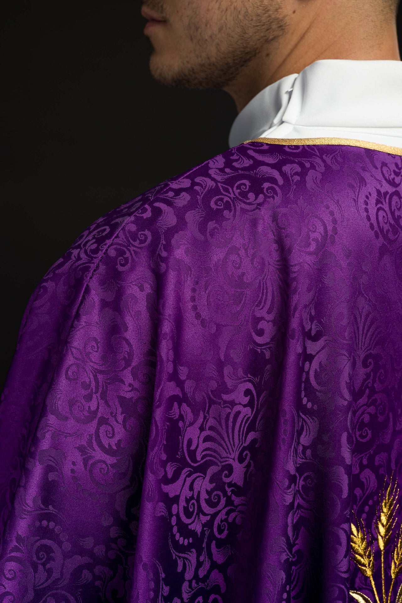 Ornat Liturgiczny Fioletowy z Haftem Kielicha i Hostii na Żakardzie - alba.pl