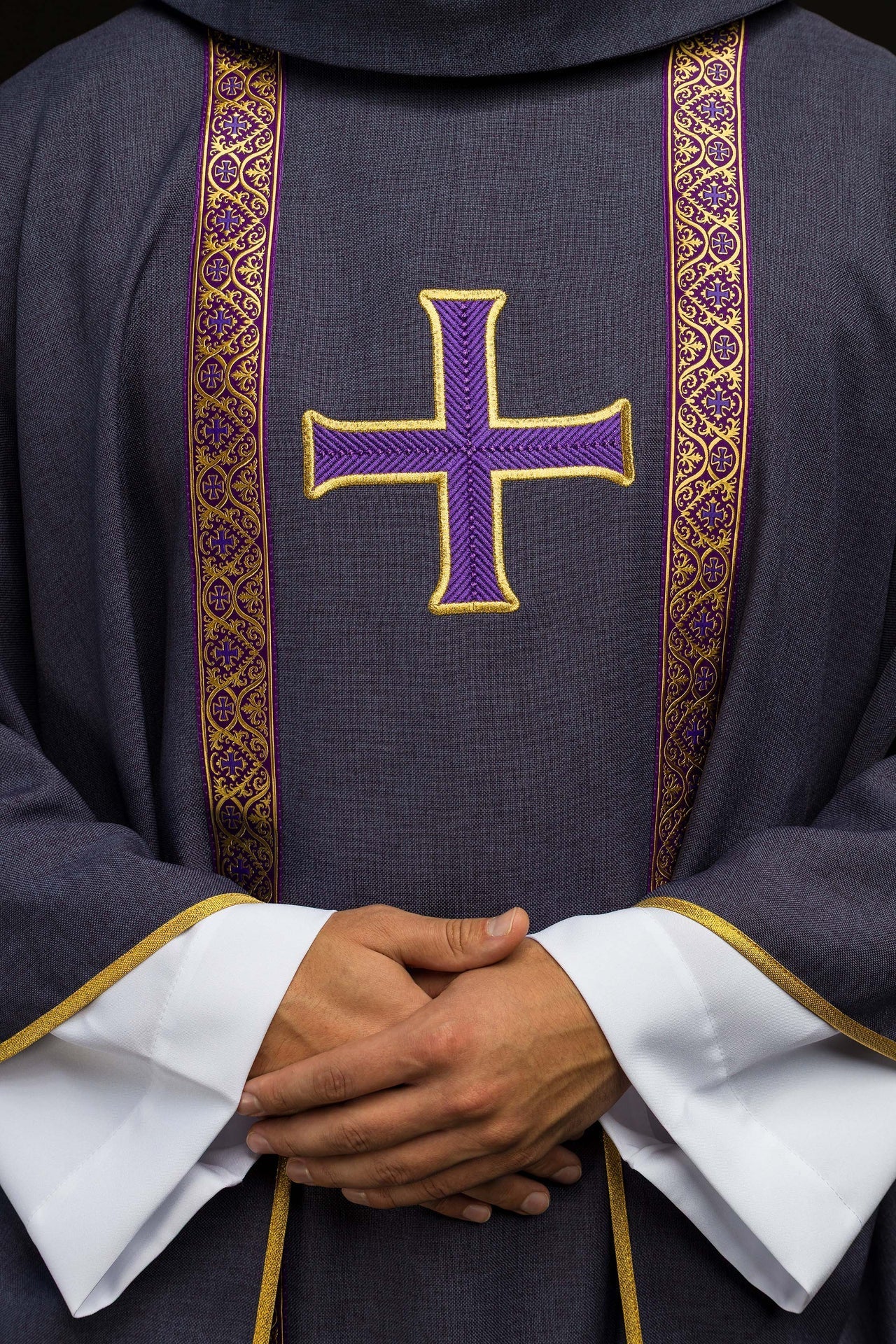 Ornat liturgiczny fioletowy z haftowanym krzyżem i taśmami żakardowymi - alba.pl
