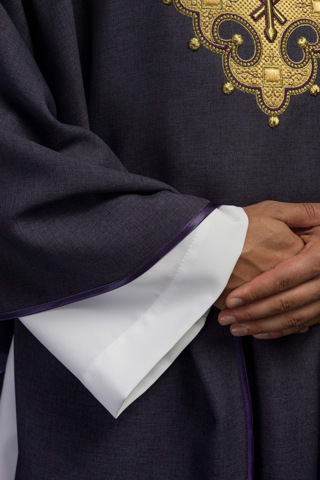 Ornat Liturgiczny Fioletowy z Haftowanym Krzyżem i Złotą Lamówką - alba.pl