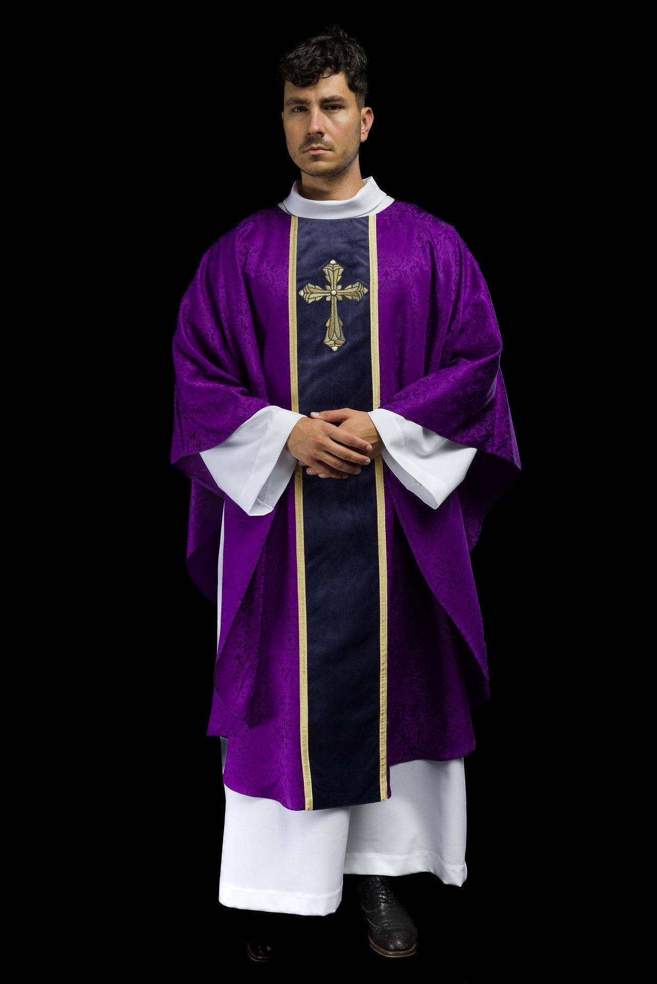 Ornat Liturgiczny Fioletowy z Haftowanym Krzyżem na Żakardzie - alba.pl