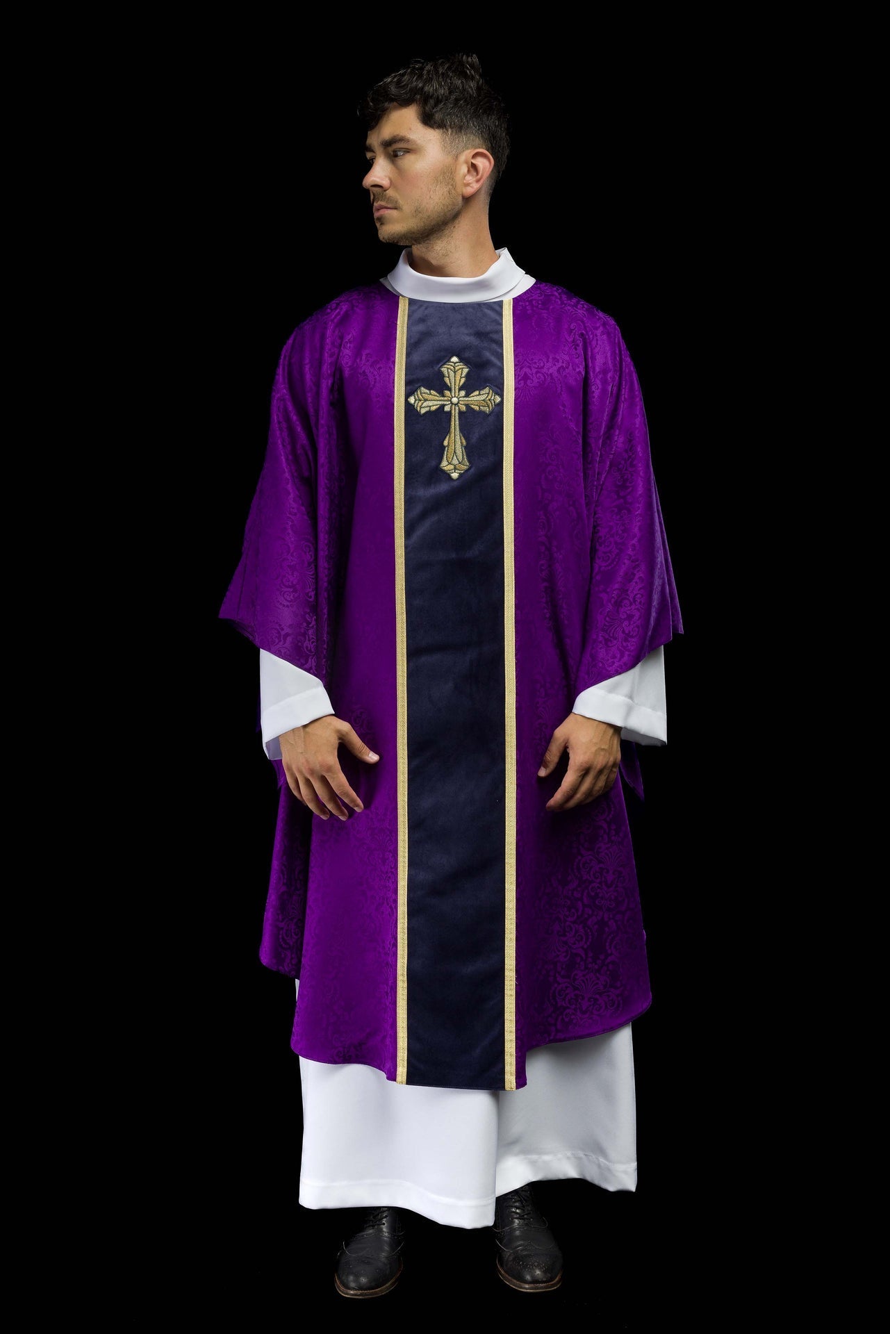 Ornat Liturgiczny Fioletowy z Haftowanym Krzyżem na Żakardzie - alba.pl