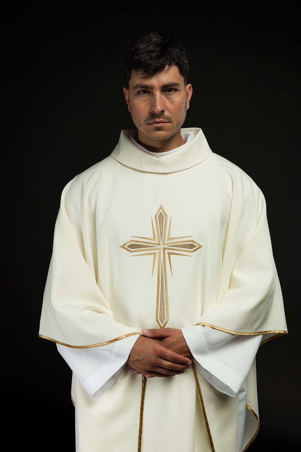 Ornat Liturgiczny Haftowany Krzyżem Świętym Złotą Nicią - alba.pl