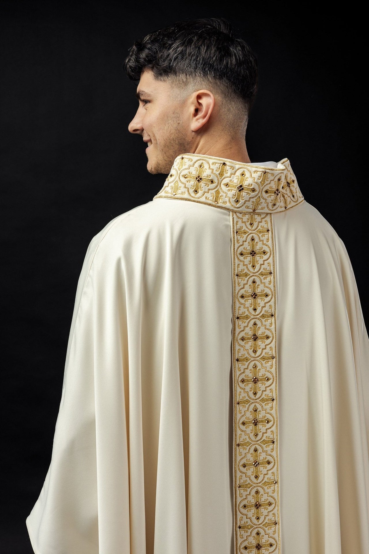 Ornat Liturgiczny Haftowany z Kamieniami i Wiszącym Pasem - alba.pl