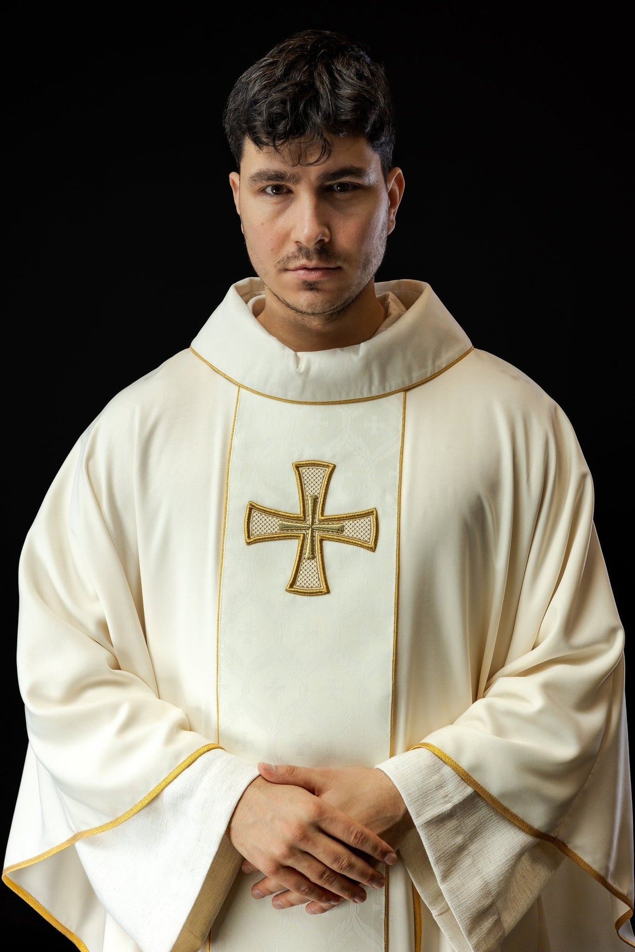Ornat Liturgiczny Haftowany Złotym Krzyżem z Pasem - alba.pl