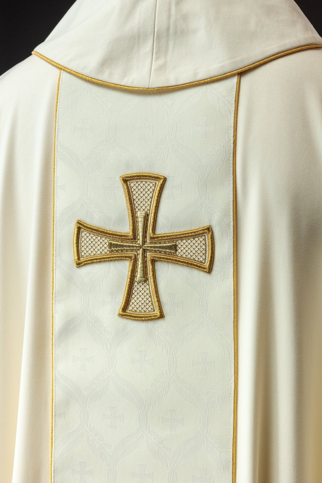 Ornat Liturgiczny Haftowany Złotym Krzyżem z Pasem - alba.pl