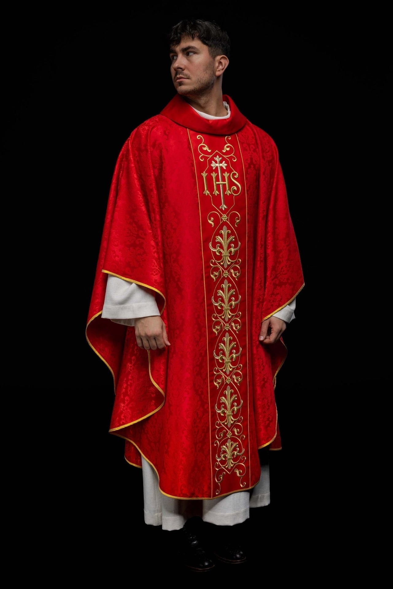 Ornat Liturgiczny IHS Czerwony Haftowany - Elegancki Zdobiony Materiał - alba.pl