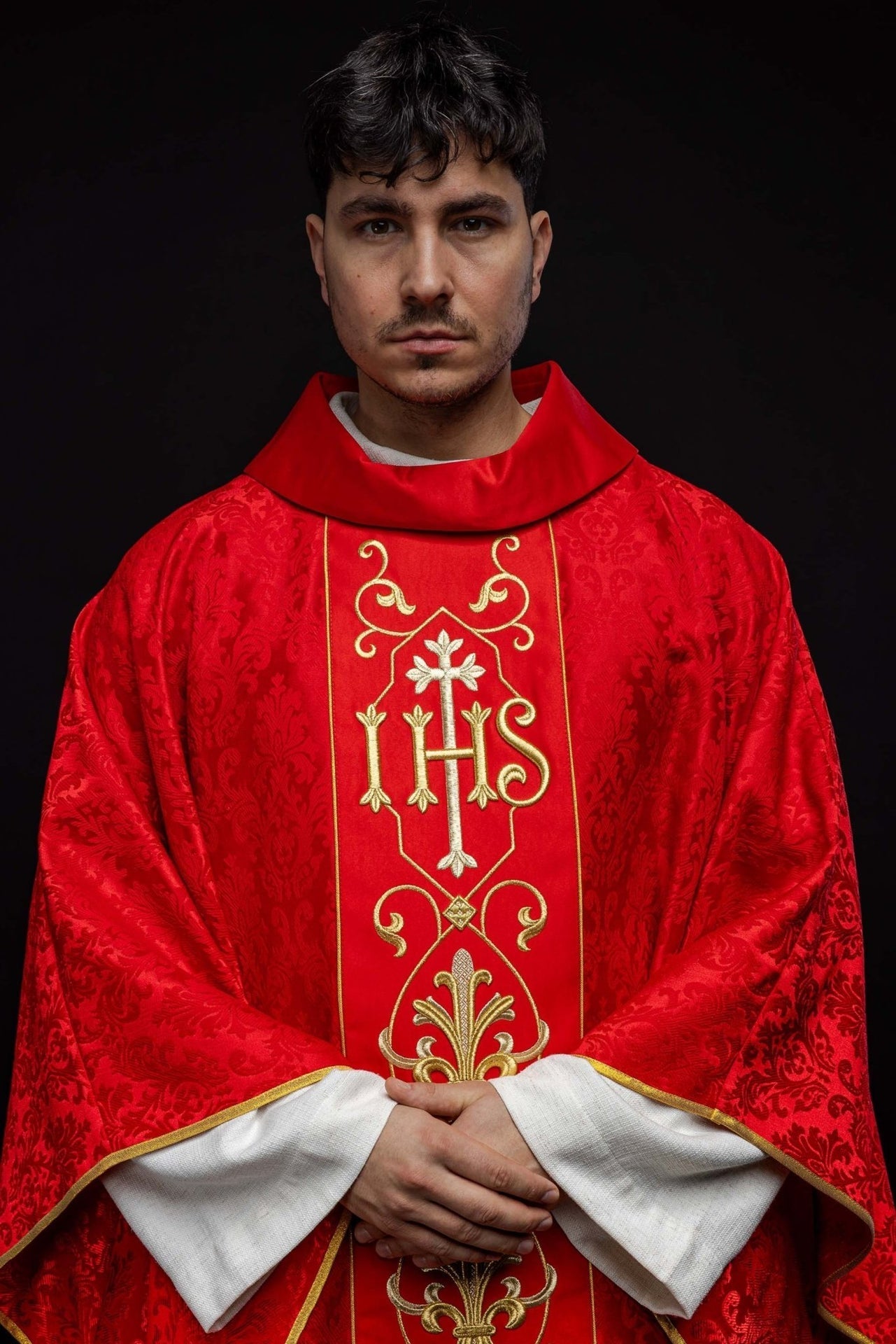 Ornat Liturgiczny IHS Czerwony Haftowany - Elegancki Zdobiony Materiał - alba.pl
