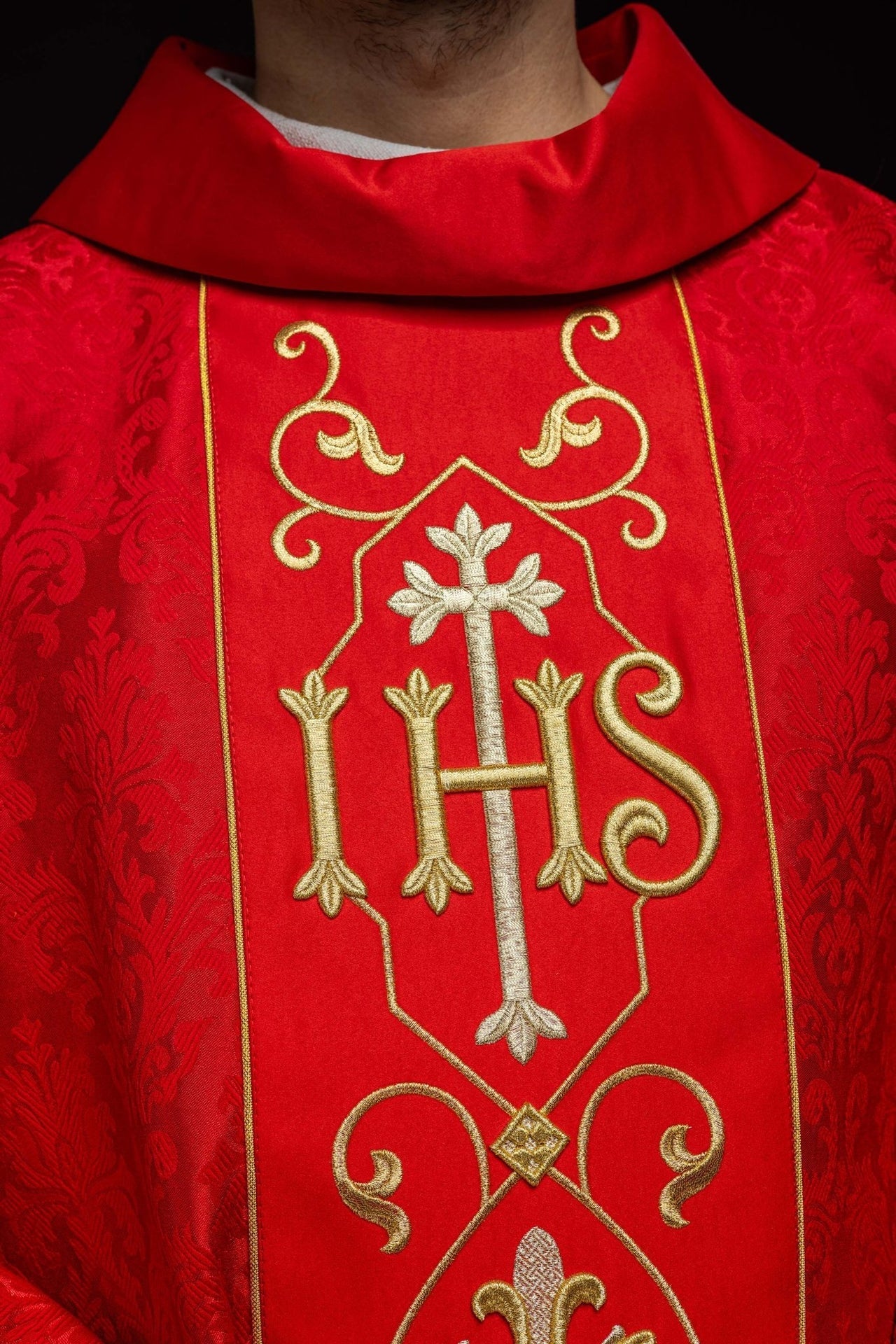 Ornat Liturgiczny IHS Czerwony Haftowany - Elegancki Zdobiony Materiał - alba.pl