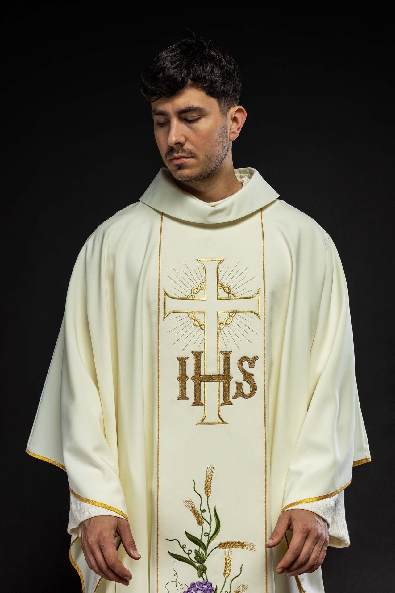 Ornat Liturgiczny IHS z Motywem Winogron i Złotą Lamówką - alba.pl