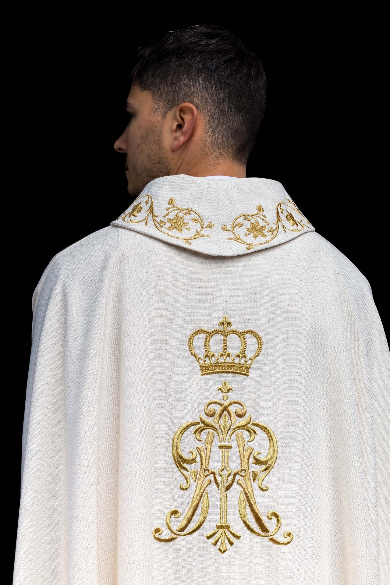 Ornat Liturgiczny Maryjny z Haftowanym Herbem i Złotą Koroną - alba.pl