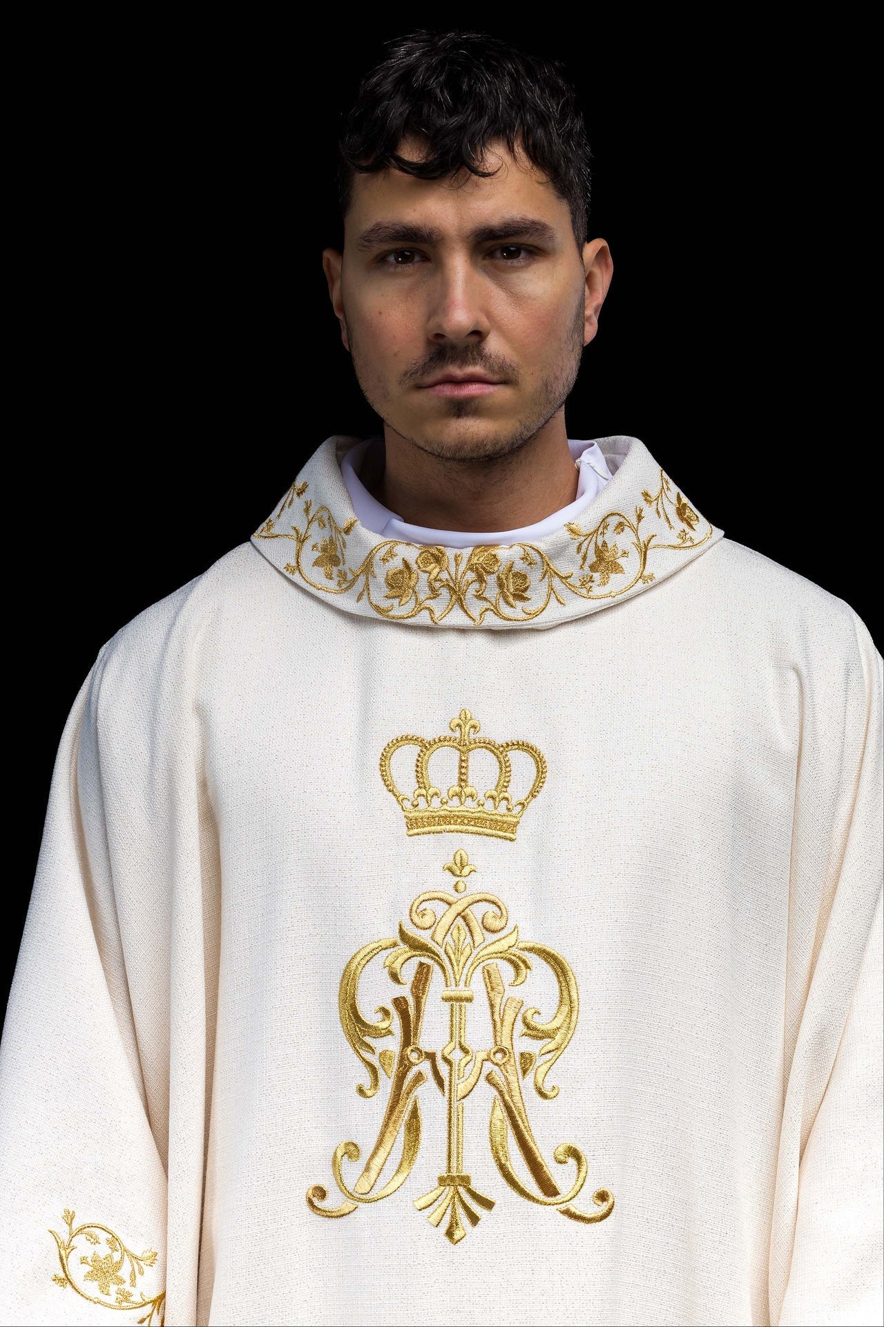 Ornat Liturgiczny Maryjny z Haftowanym Herbem i Złotą Koroną - alba.pl