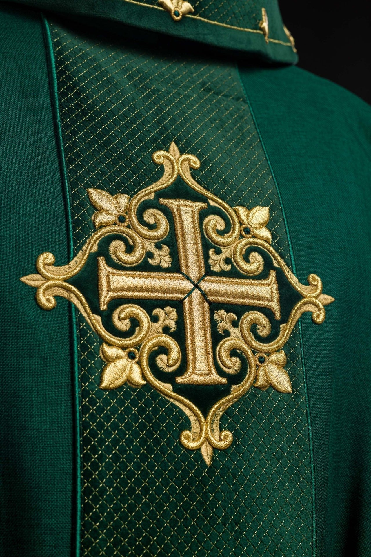 Ornat Liturgiczny z Aksamitnym Pasem i Haftem Krzyży - alba.pl