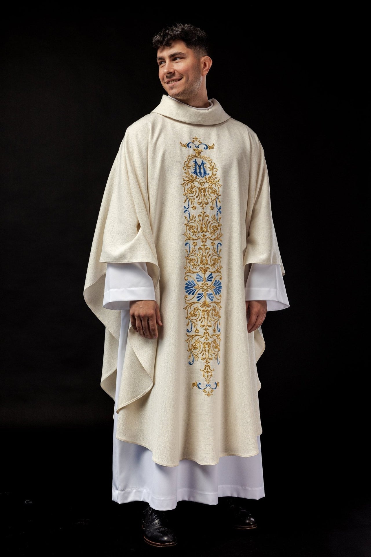 Ornat Liturgiczny z Błyszczącej Tkaniny Haftowany Złotą Nicią - alba.pl