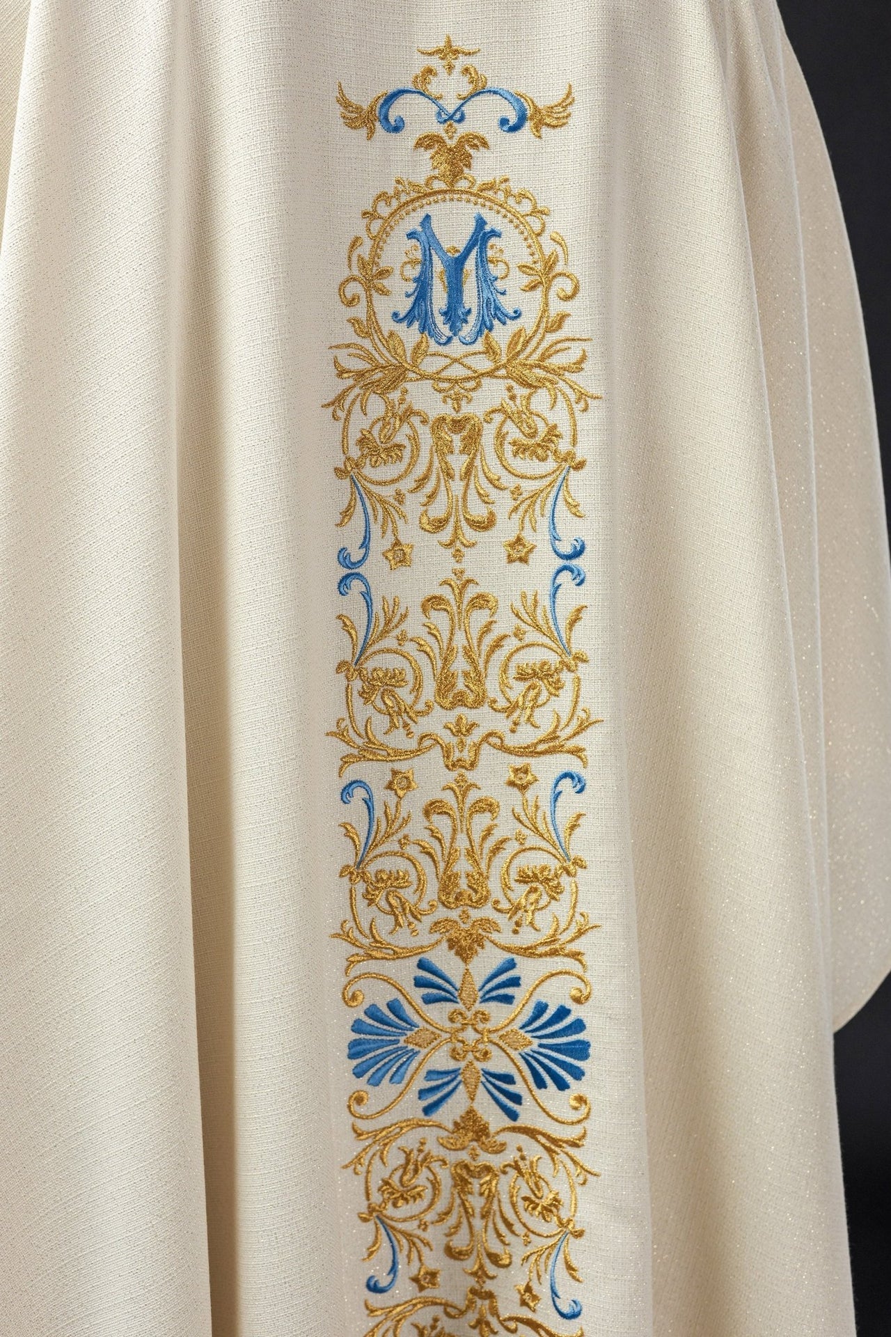 Ornat Liturgiczny z Błyszczącej Tkaniny Haftowany Złotą Nicią - alba.pl