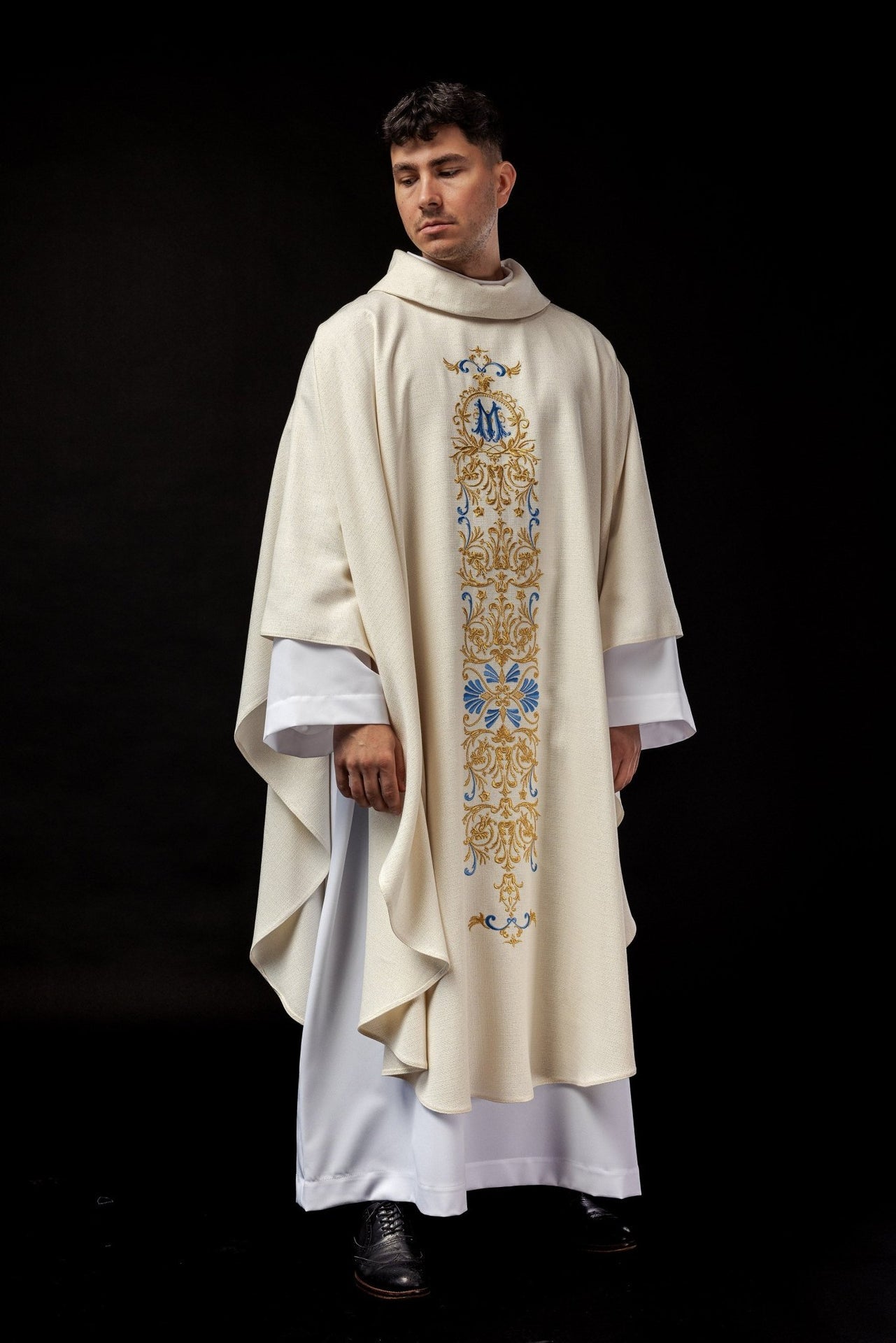 Ornat Liturgiczny z Błyszczącej Tkaniny Haftowany Złotą Nicią - alba.pl