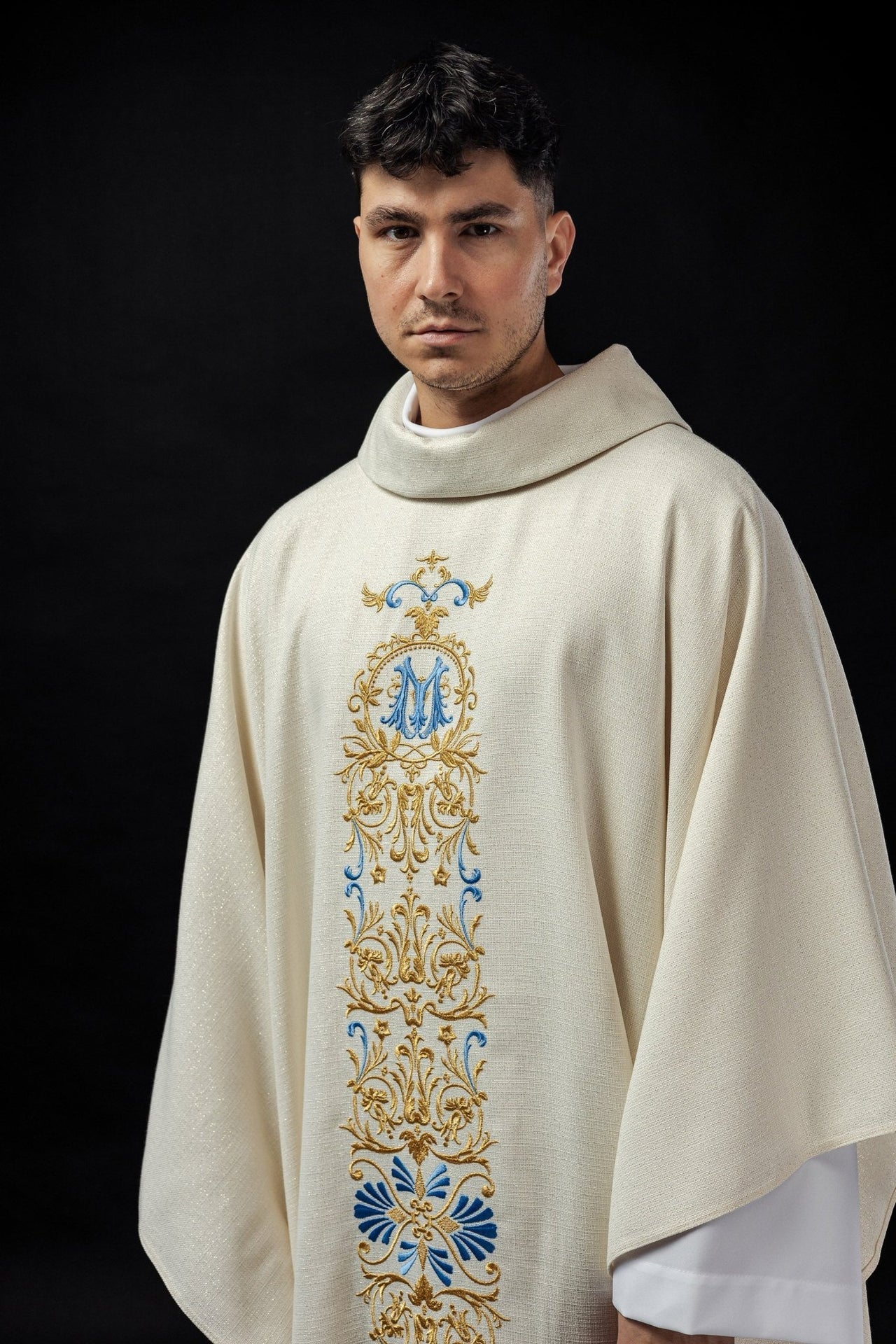 Ornat Liturgiczny z Błyszczącej Tkaniny Haftowany Złotą Nicią - alba.pl