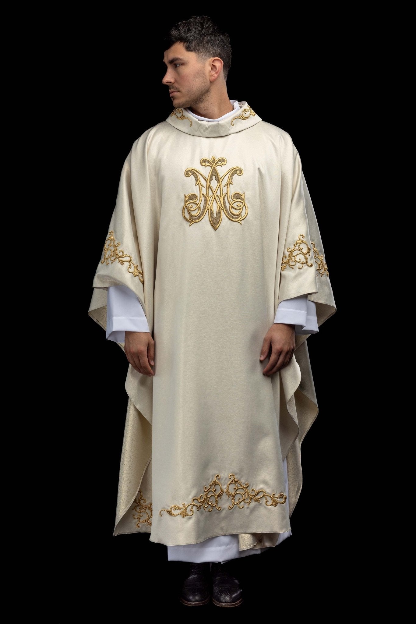 Ornat liturgiczny z haftowanym symbolem Maryjnym - alba.pl