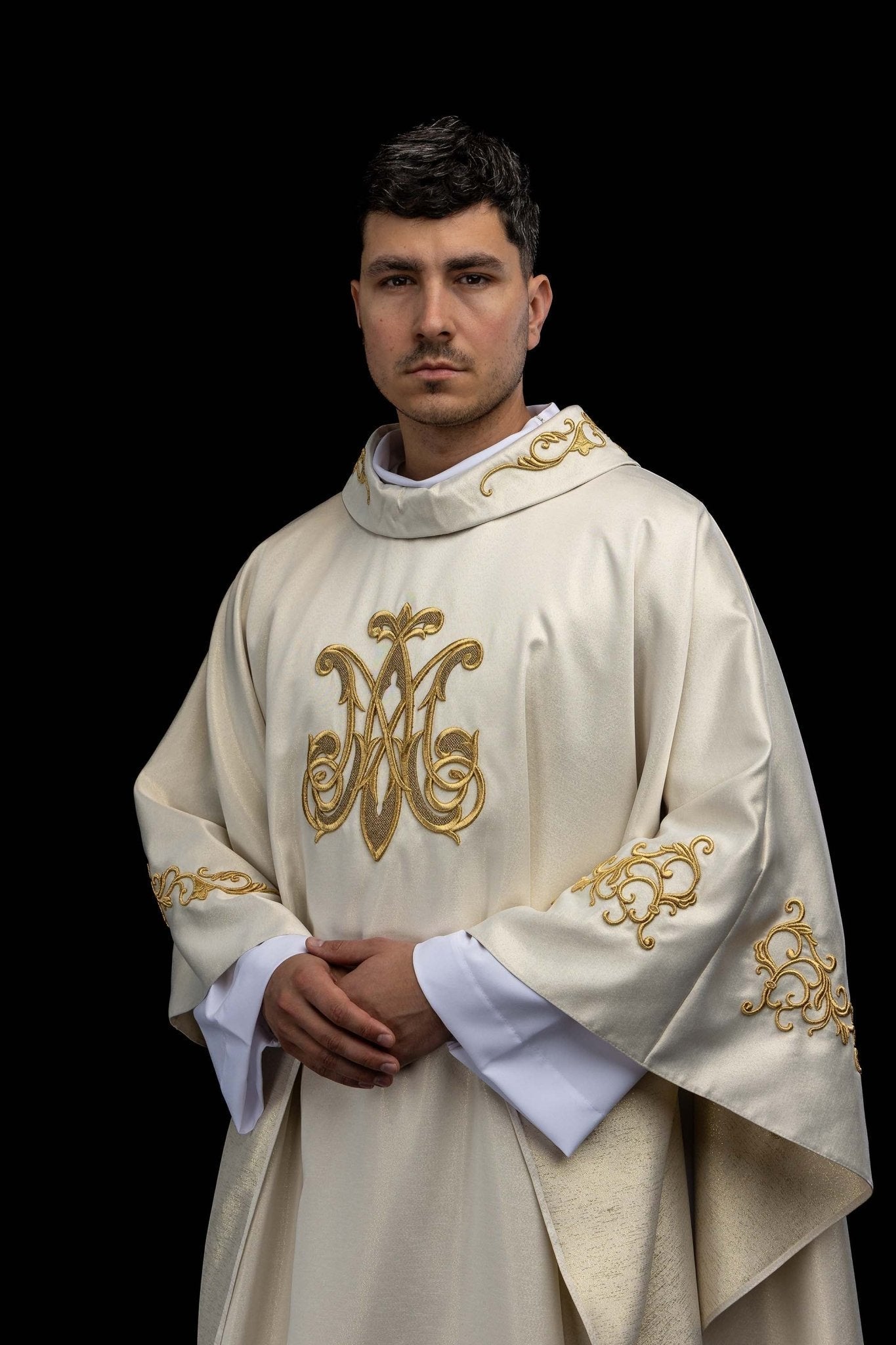 Ornat liturgiczny z haftowanym symbolem Maryjnym - alba.pl