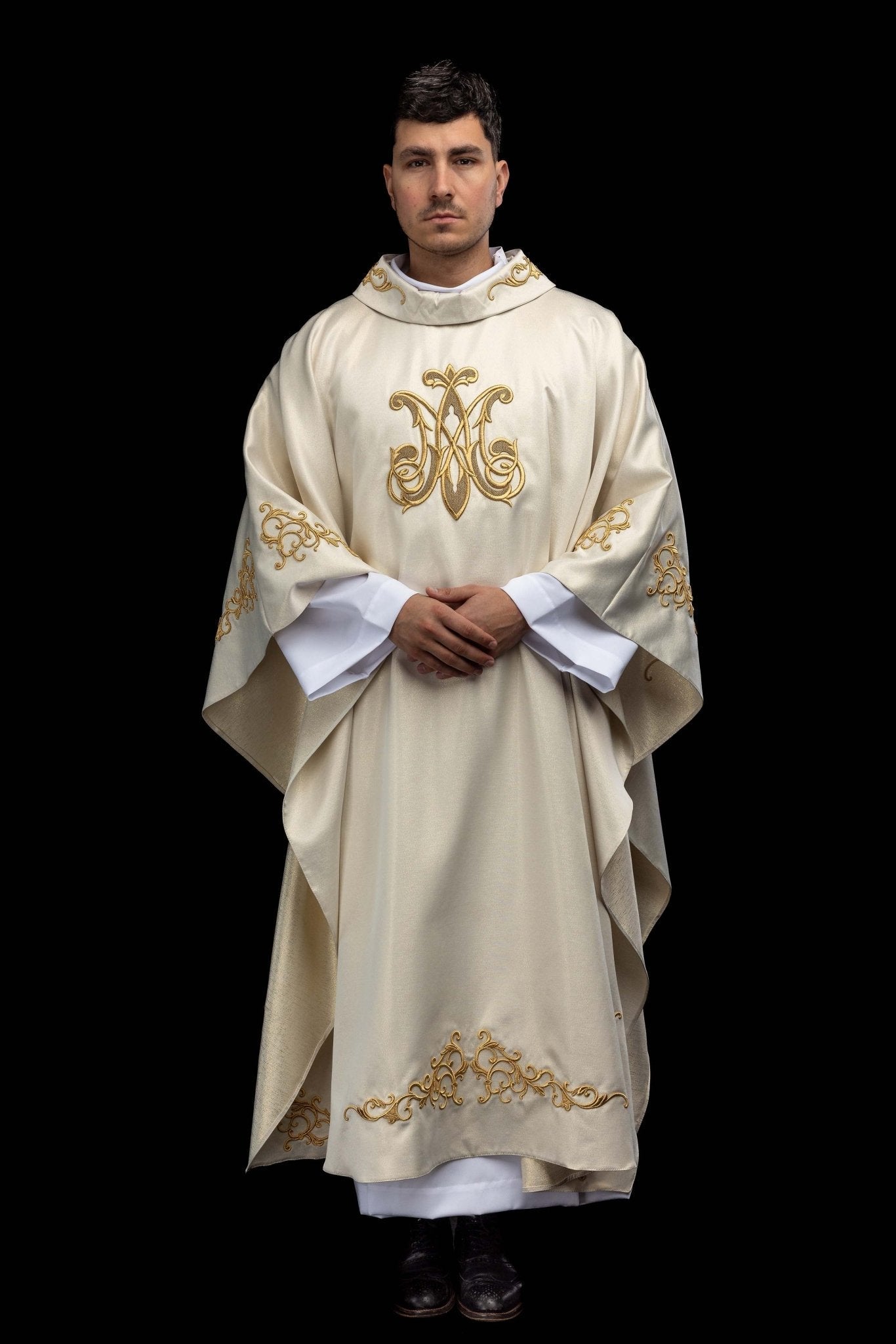 Ornat liturgiczny z haftowanym symbolem Maryjnym - alba.pl