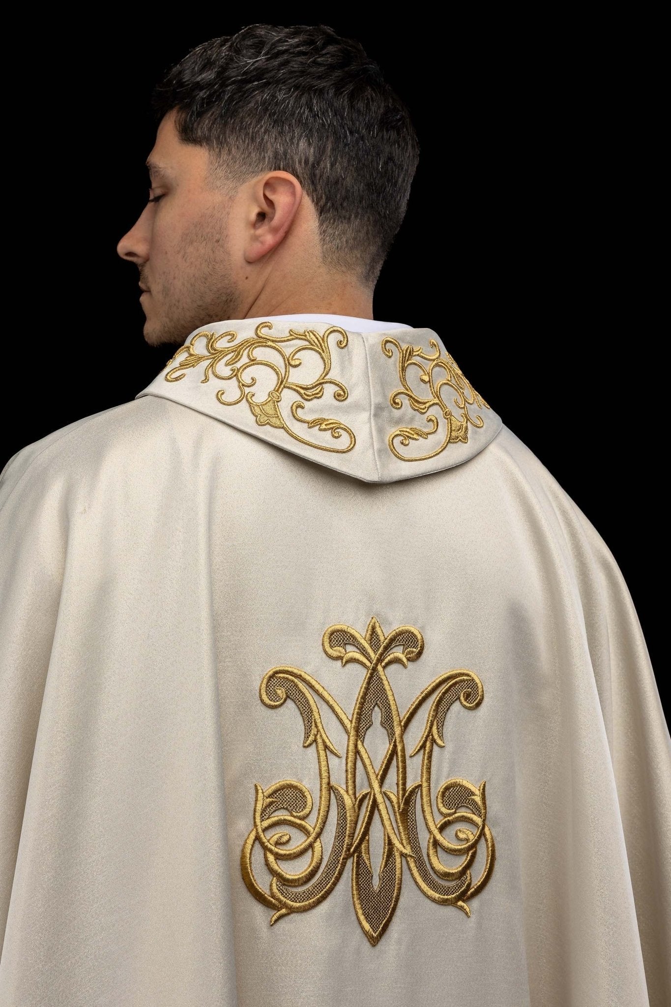 Ornat liturgiczny z haftowanym symbolem Maryjnym - alba.pl