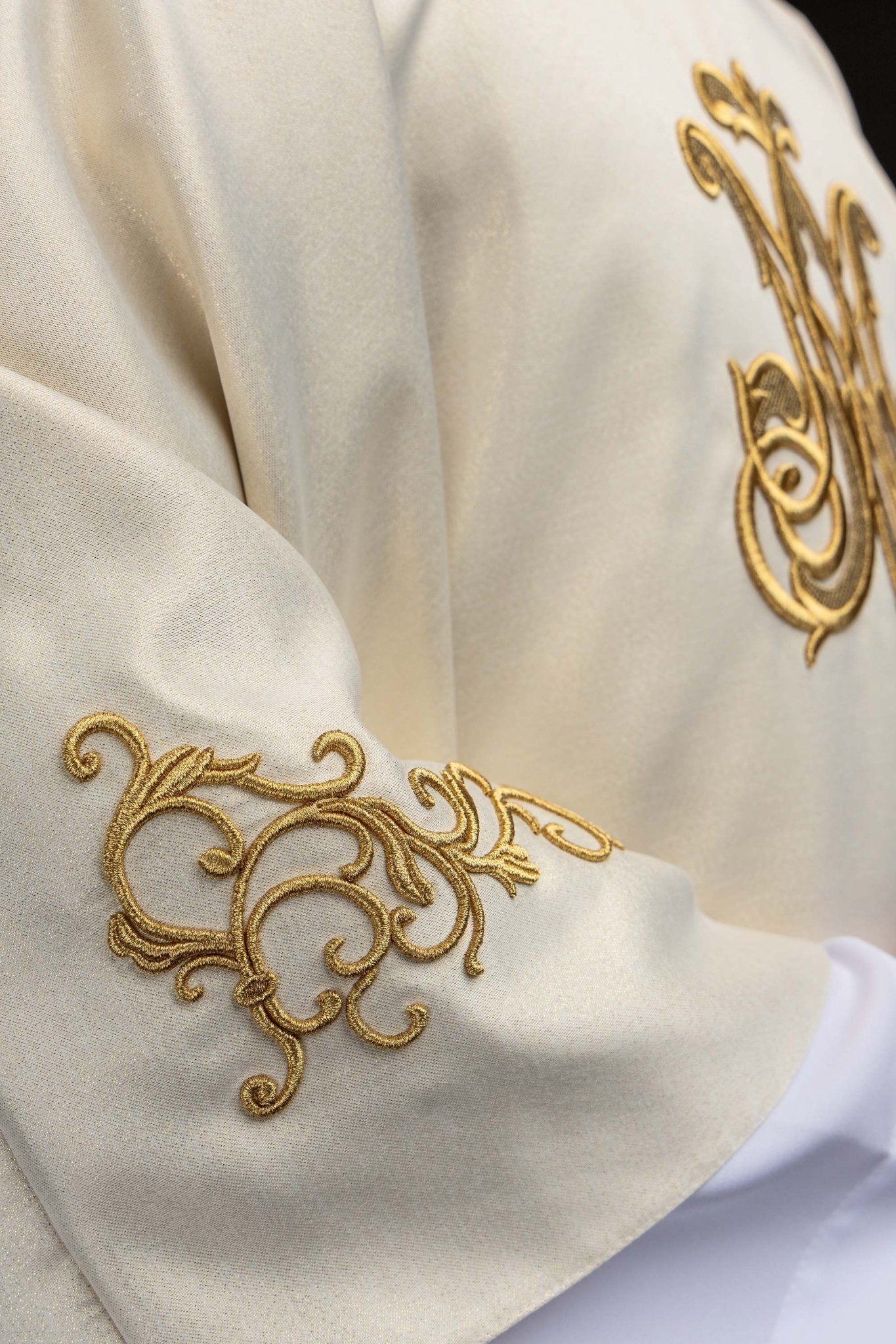 Ornat liturgiczny z haftowanym symbolem Maryjnym - alba.pl