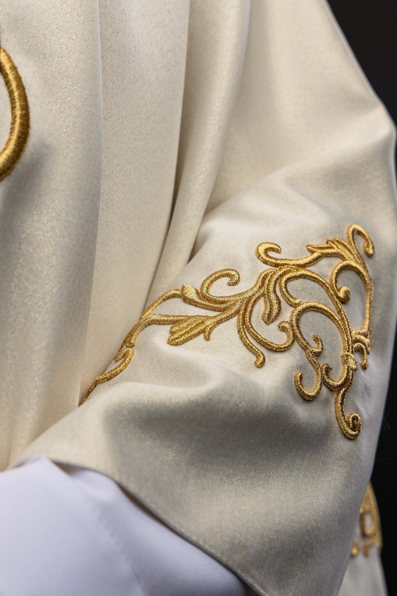 Ornat liturgiczny z haftowanym symbolem Maryjnym - alba.pl