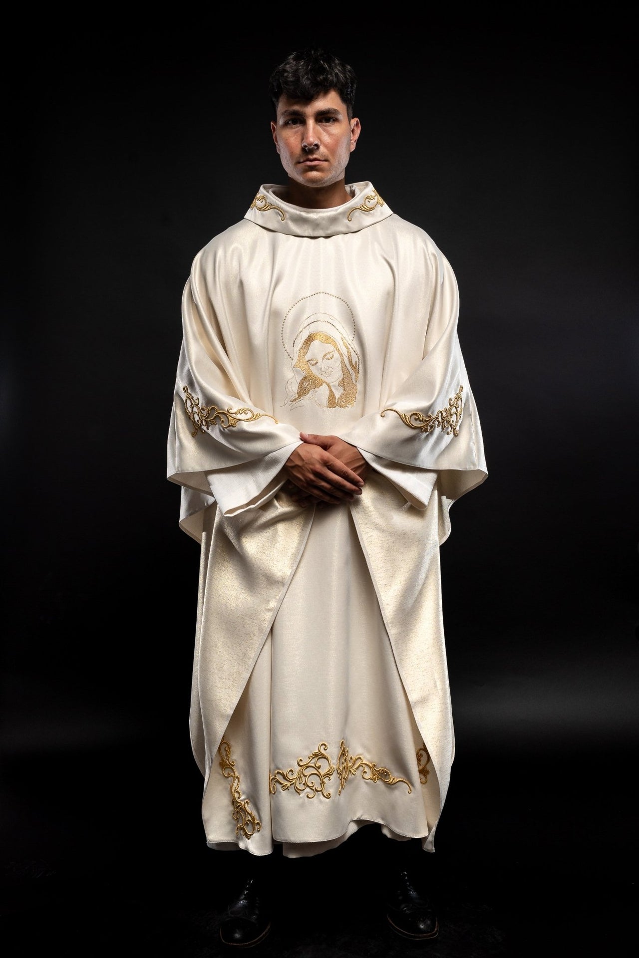 Ornat liturgiczny z wizerunkiem Matki Bożej Tulącej