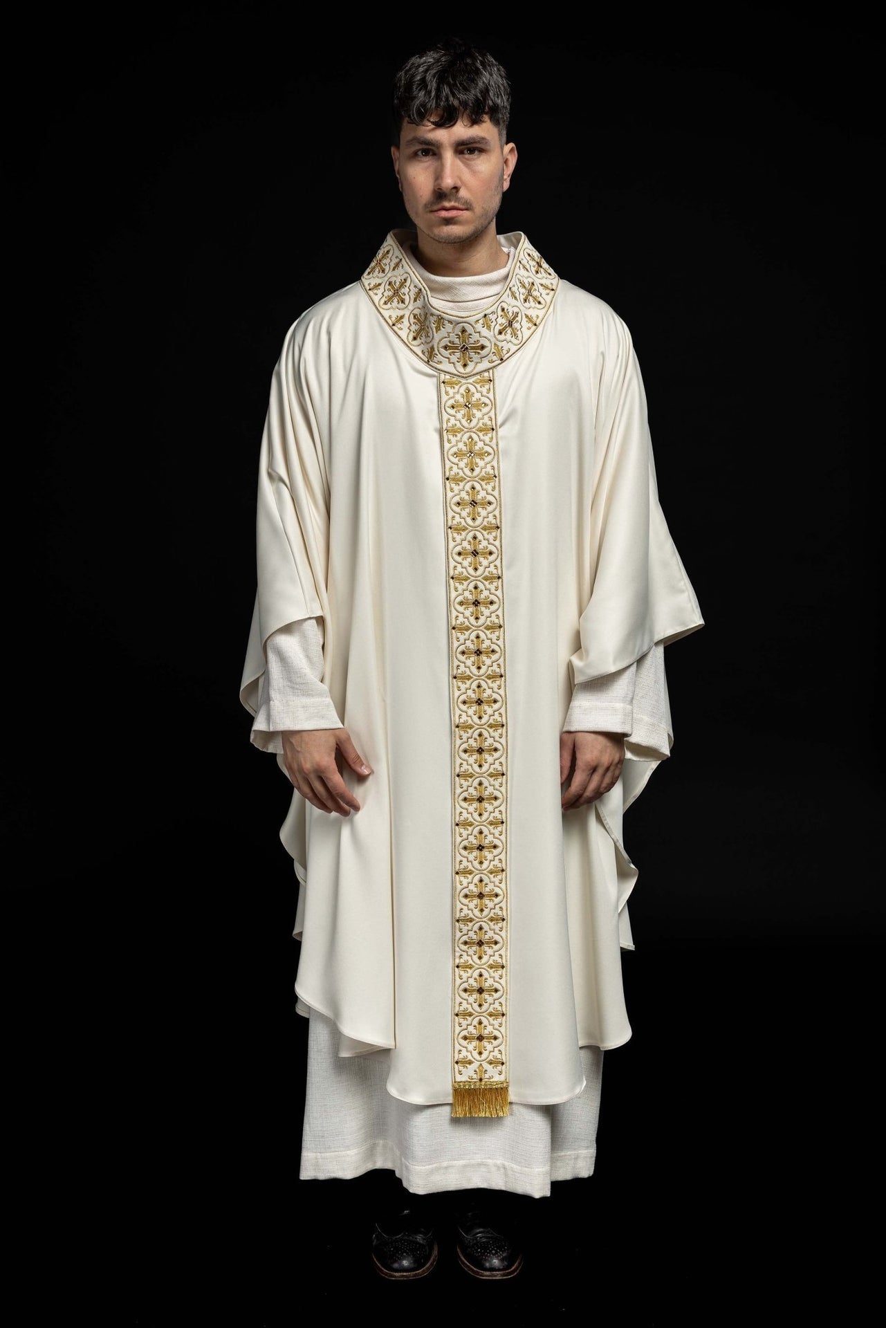 Ornat Liturgiczny Zdobiony Kamieniami i Złotym Haftem - alba.pl
