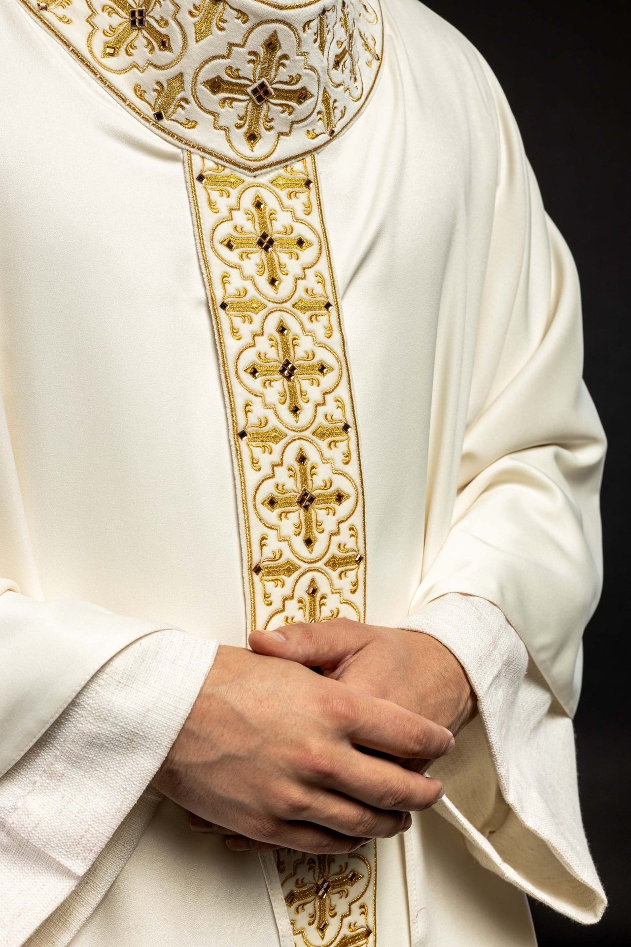 Ornat Liturgiczny Zdobiony Kamieniami i Złotym Haftem - alba.pl