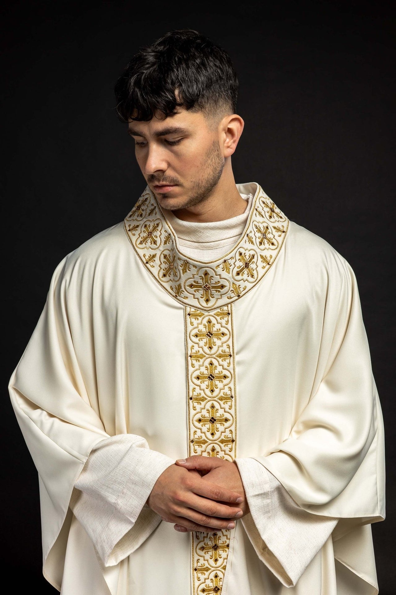 Ornat Liturgiczny Zdobiony Kamieniami i Złotym Haftem - alba.pl