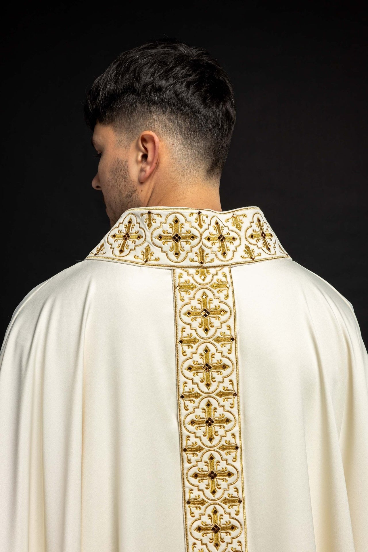 Ornat Liturgiczny Zdobiony Kamieniami i Złotym Haftem - alba.pl