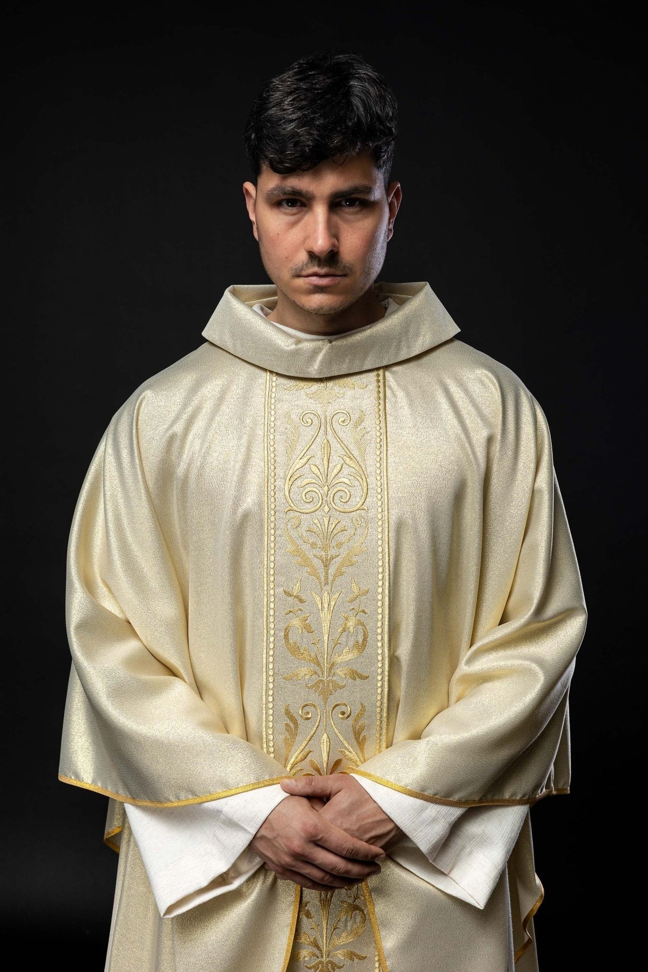 Ornat Liturgiczny Zdobiony Złotym Pasem Haftowanym - Alba.pl - alba.pl