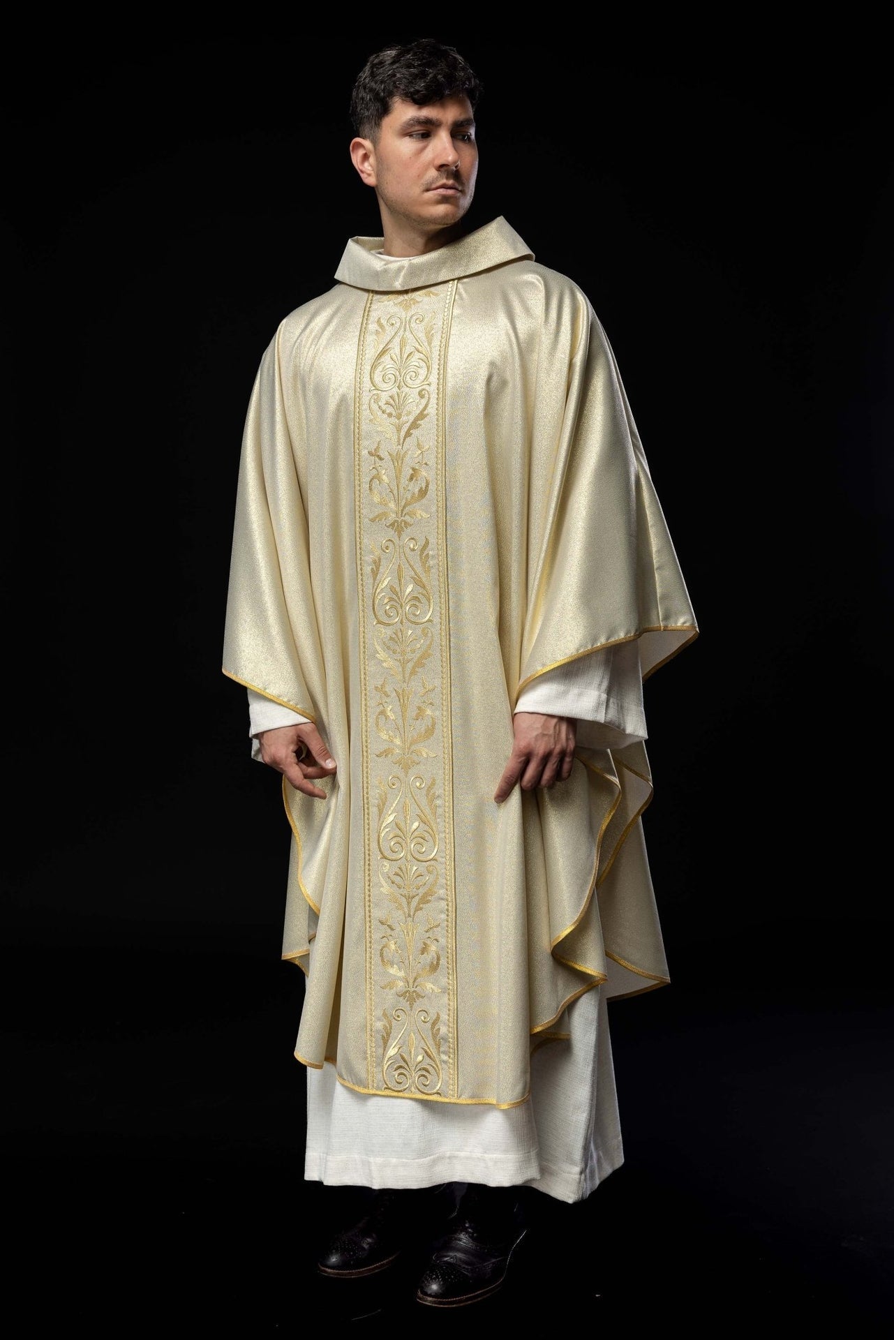 Ornat Liturgiczny Zdobiony Złotym Pasem Haftowanym - Alba.pl - alba.pl