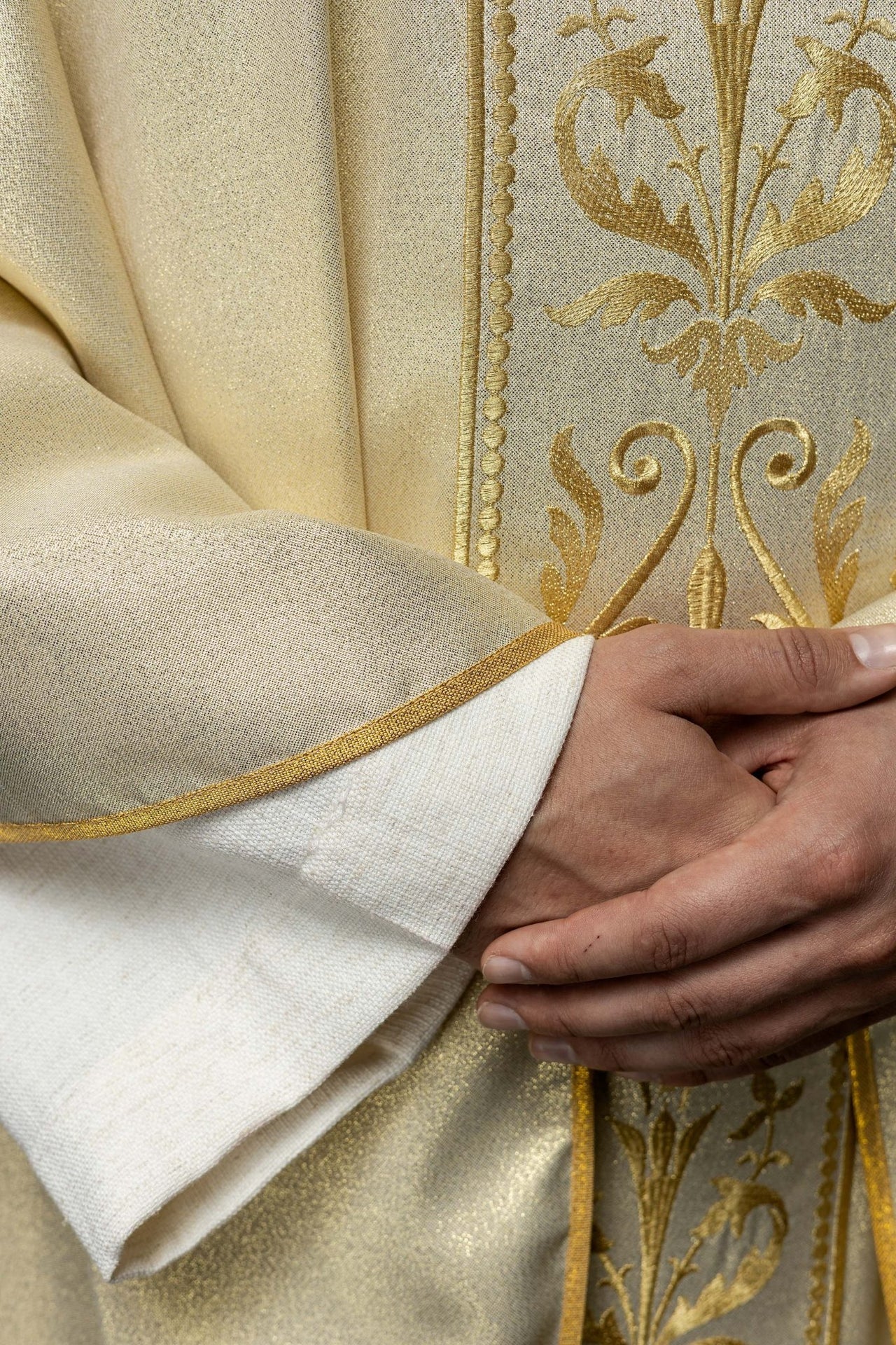 Ornat Liturgiczny Zdobiony Złotym Pasem Haftowanym - Alba.pl - alba.pl