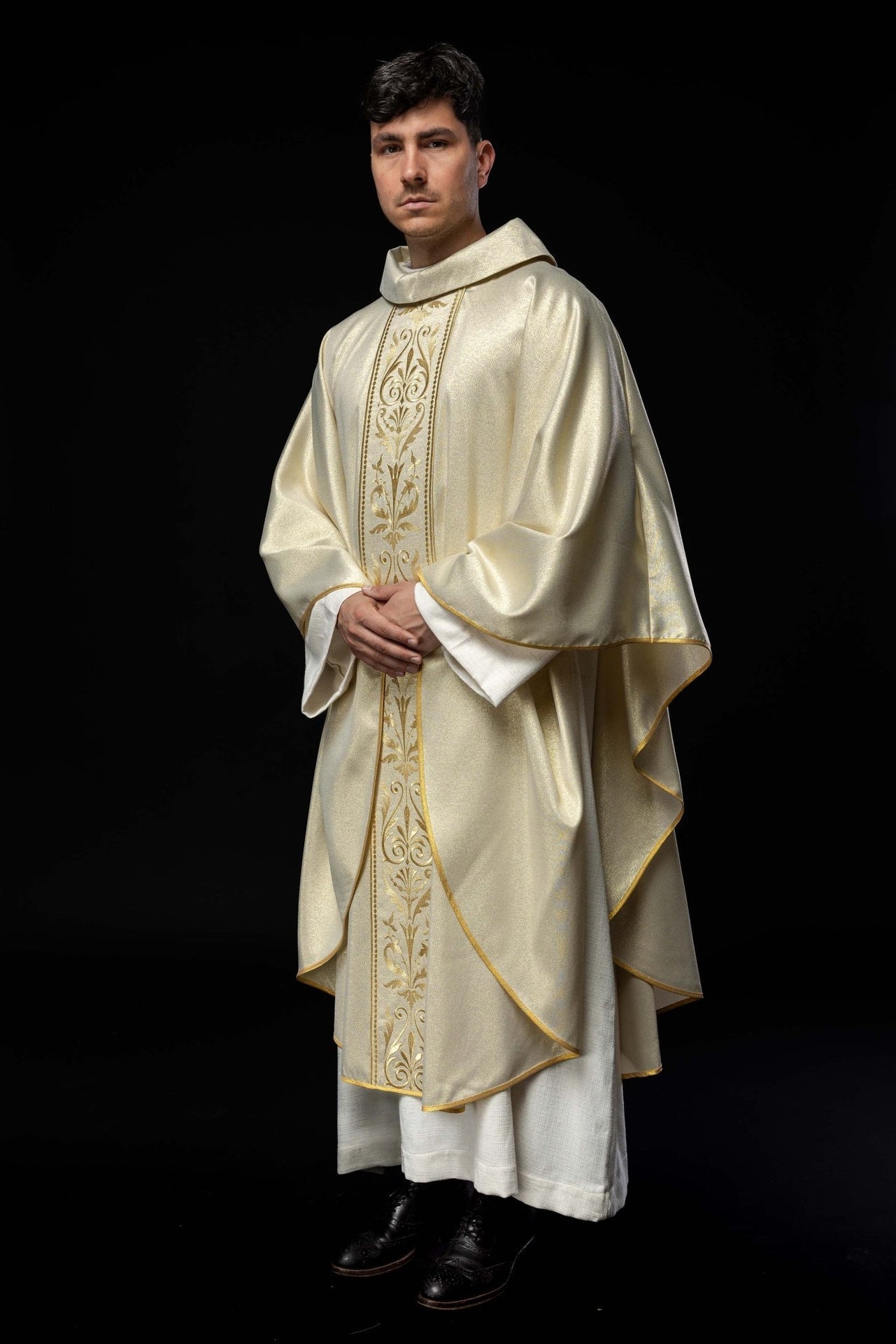 Ornat Liturgiczny Zdobiony Złotym Pasem Haftowanym - Alba.pl - alba.pl