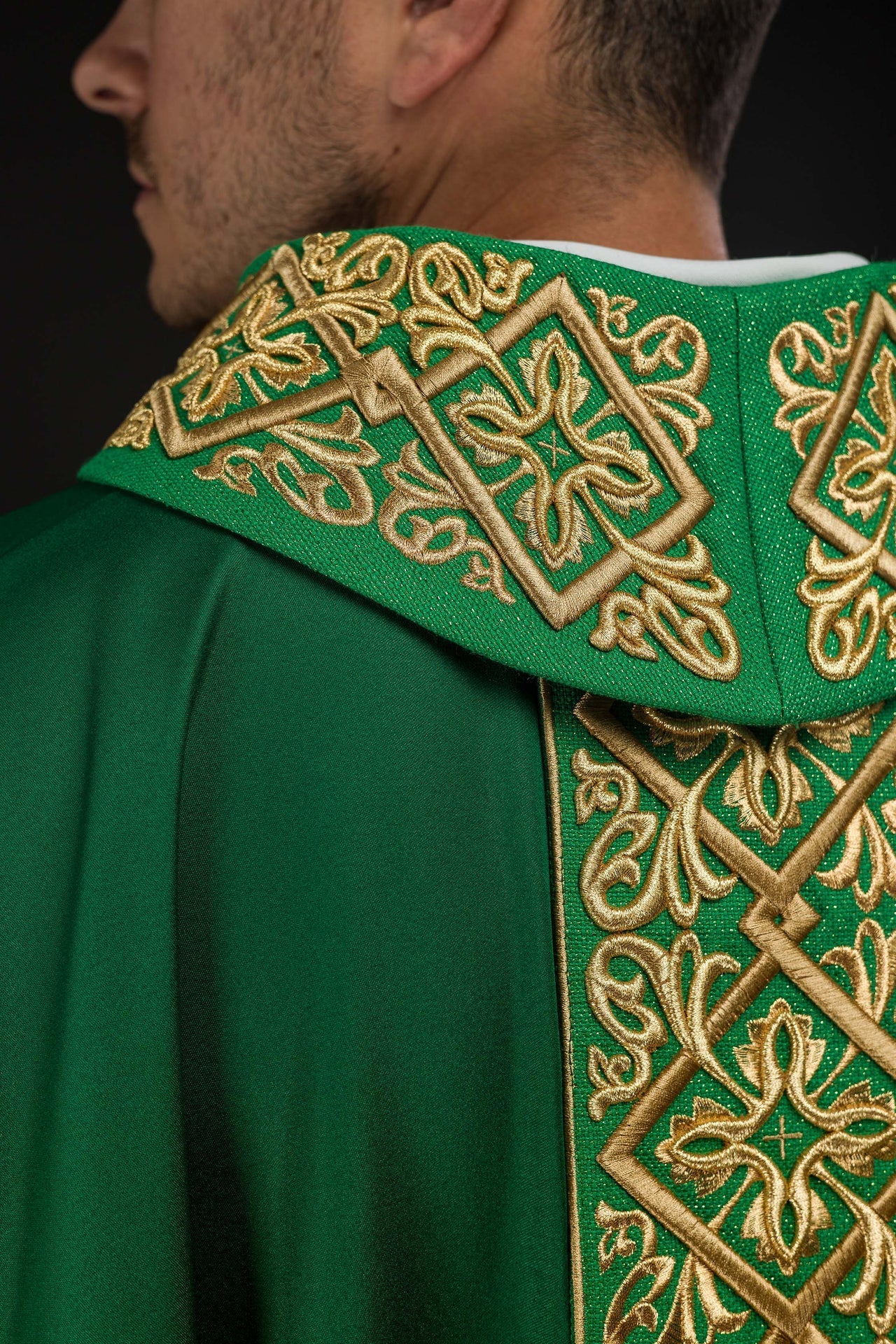 Ornat Liturgiczny Zielony Bogato Haftowany Złotą Nicią - Motyw Florystyczny - alba.pl