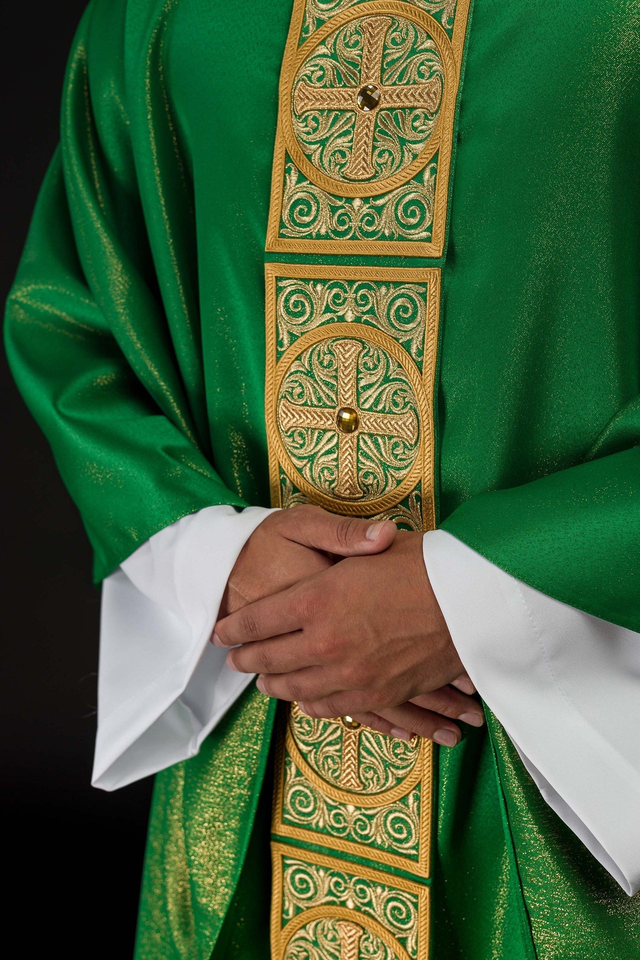 Ornat Liturgiczny Zielony Haftowany Kamieniami Fasetowanymi - alba.pl