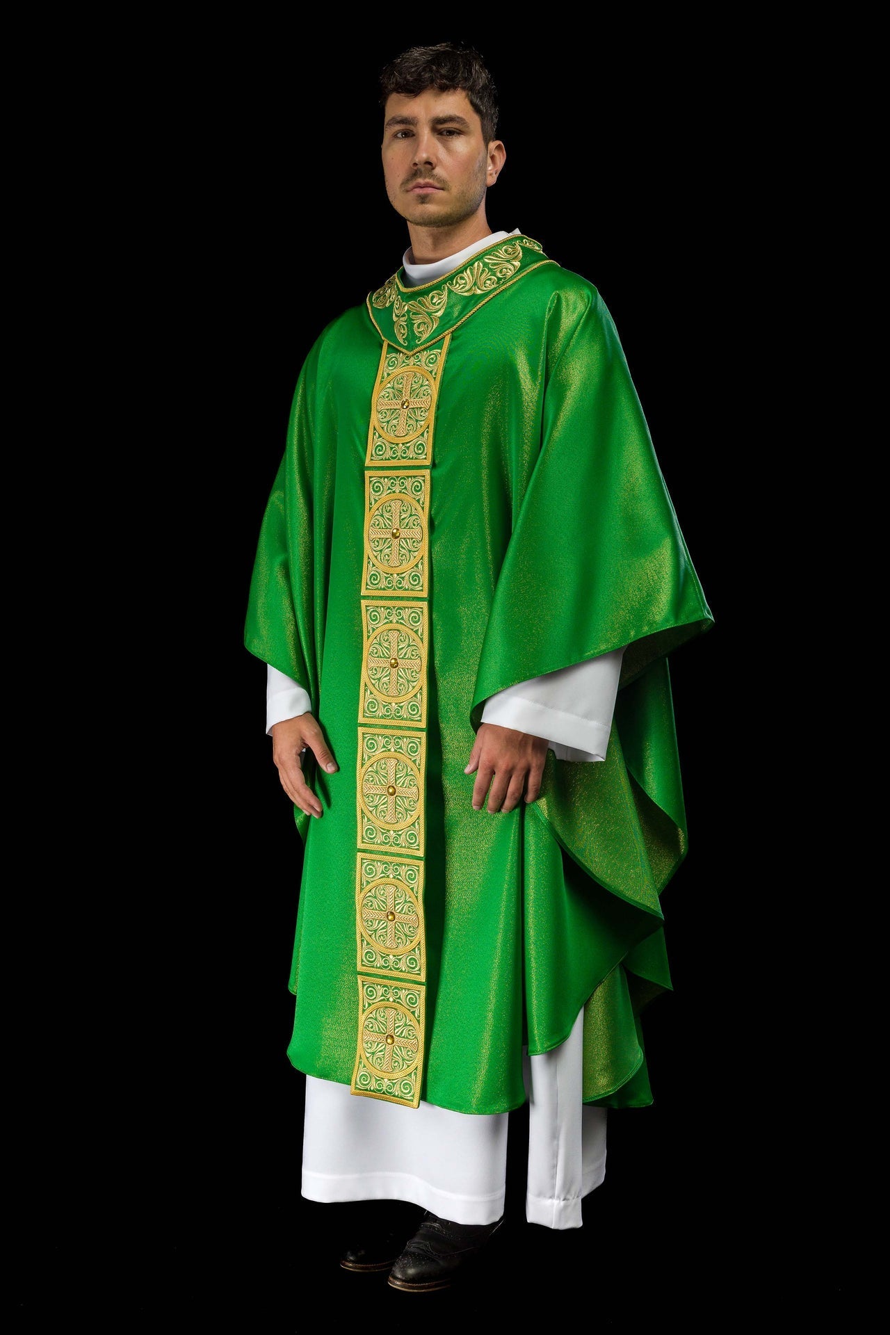 Ornat Liturgiczny Zielony Haftowany Kamieniami Fasetowanymi - alba.pl