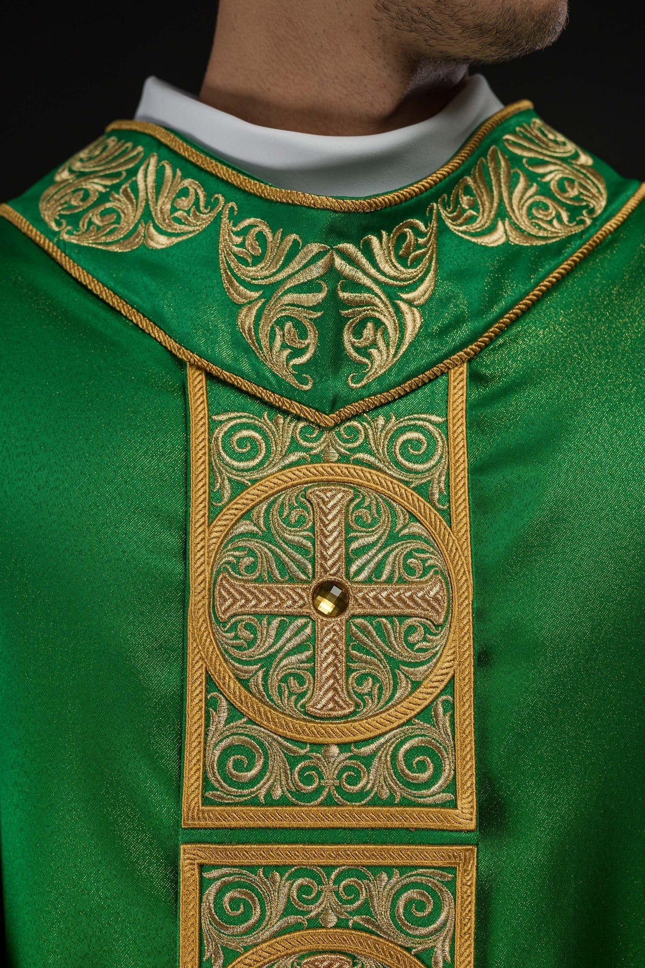Ornat Liturgiczny Zielony Haftowany Kamieniami Fasetowanymi - alba.pl