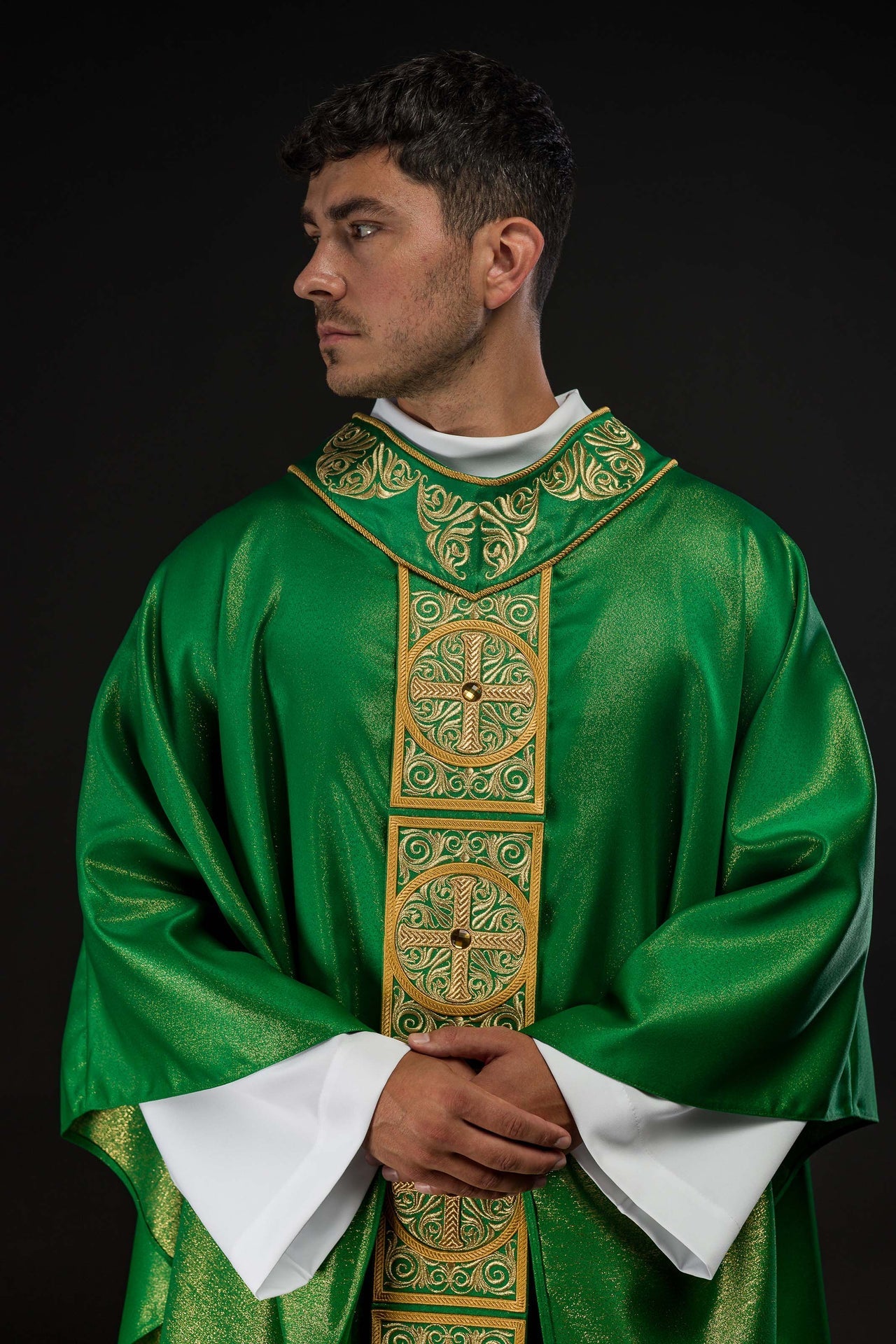 Ornat Liturgiczny Zielony Haftowany Kamieniami Fasetowanymi - alba.pl