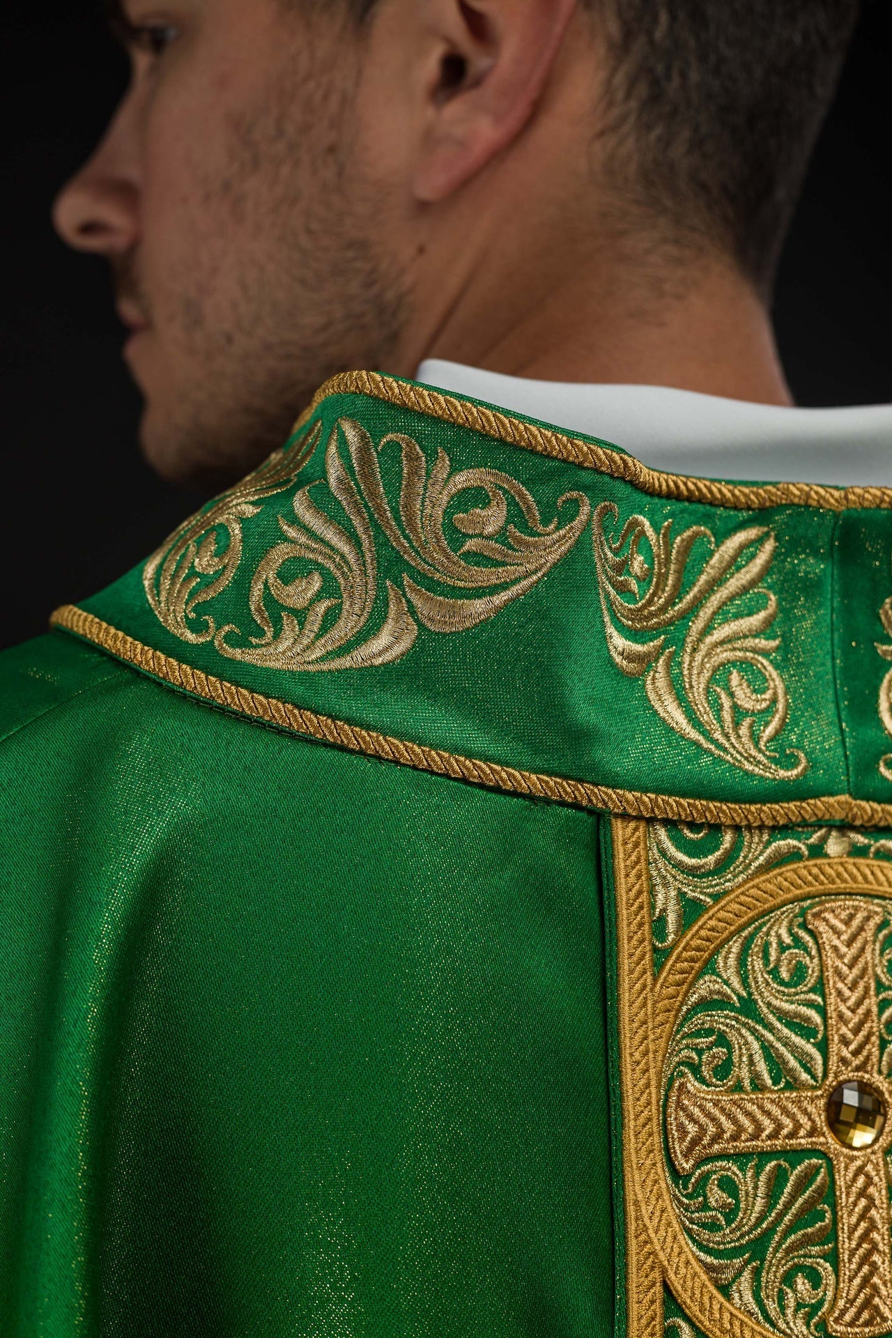 Ornat Liturgiczny Zielony Haftowany Kamieniami Fasetowanymi - alba.pl