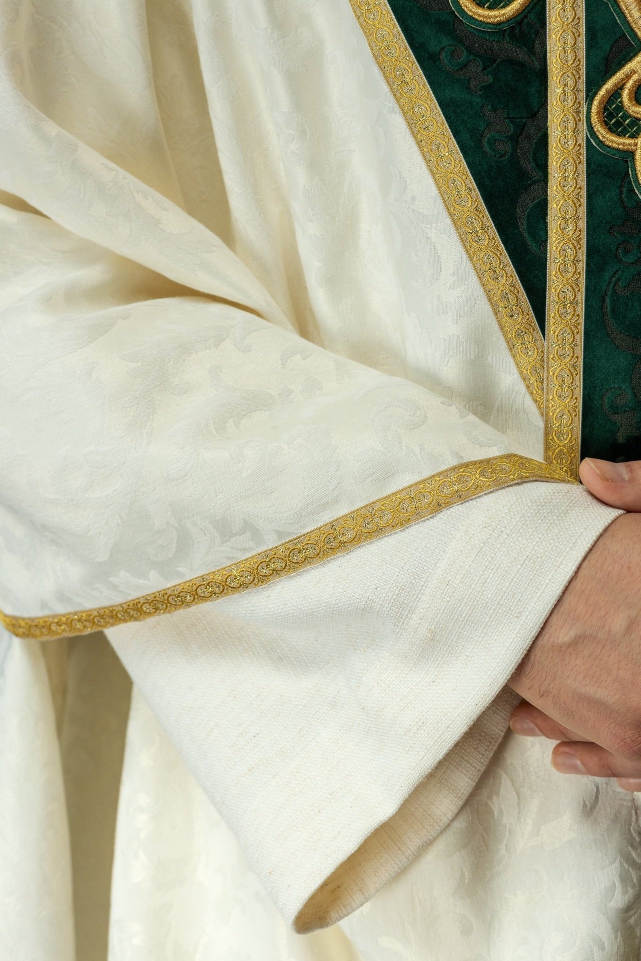 Ornat Liturgiczny Zielony z Aksamitnym Pasem i Złotym Krzyżem - alba.pl
