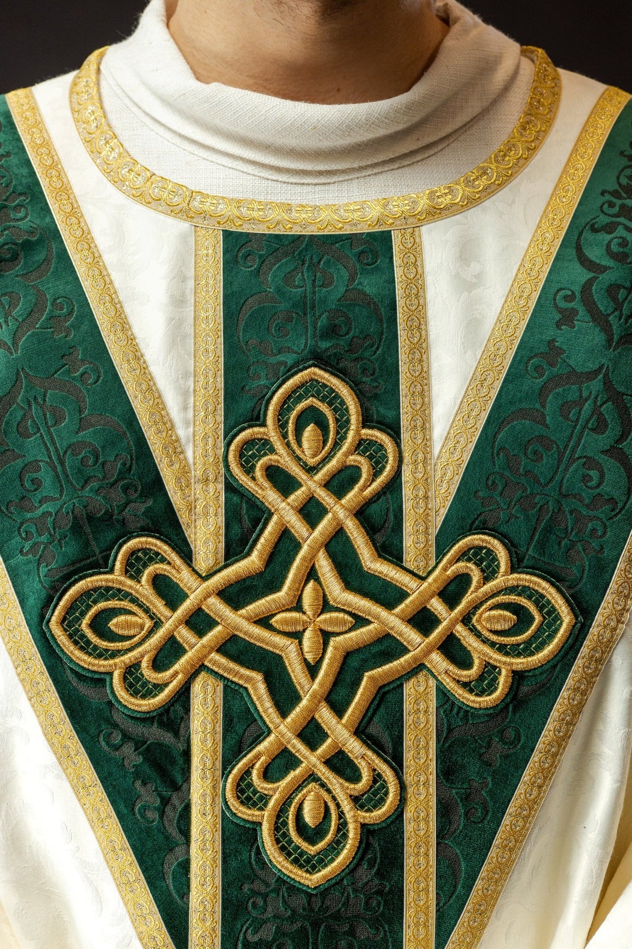 Ornat Liturgiczny Zielony z Aksamitnym Pasem i Złotym Krzyżem - alba.pl