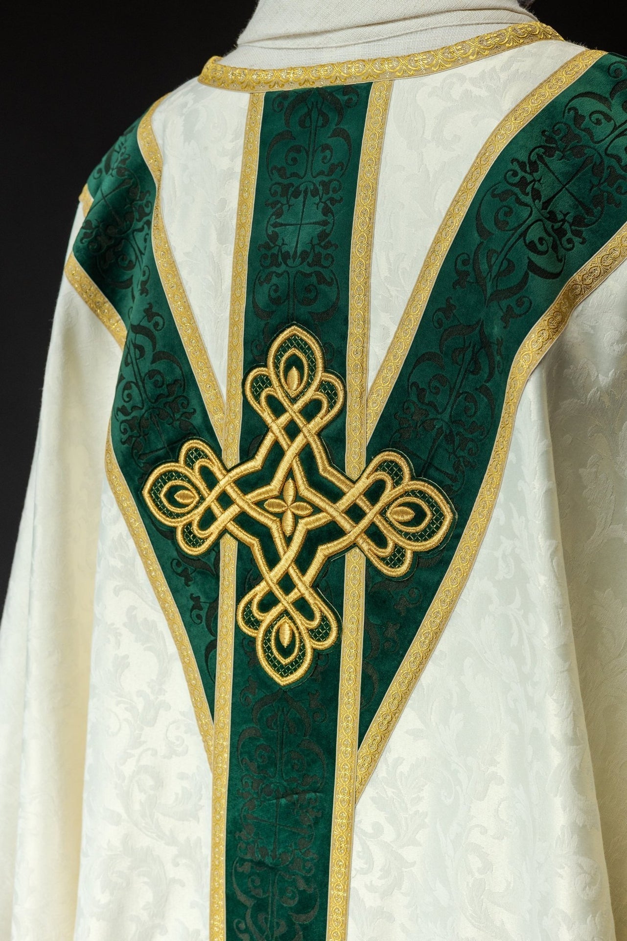 Ornat Liturgiczny Zielony z Aksamitnym Pasem i Złotym Krzyżem - alba.pl